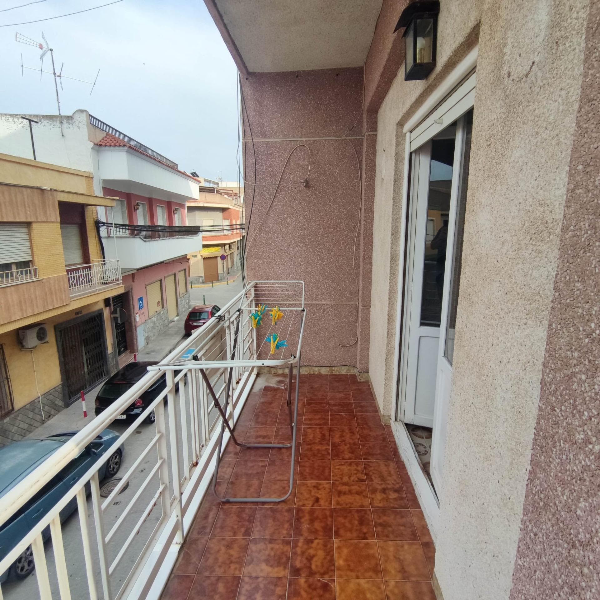 For sale is this central apartment on the first floor without an elevator, in need of renovation, located in the municipality of Cox just 130 meters from the Plaza de la Glorieta and with all services such as supermarkets, schools, pharmacies... within reach. It also has good connections to other towns in the area, Orihuela, Alicante Airport, and the city of Murcia, as well as coastal places.The property consists of:- 3 Bedrooms.- 1 Bathroom.- Living-dining room with access to a balcony.- Independent kitchen with gallery.It is sold furnished and equipped.Contact us for more information. We will be happy to assist you.