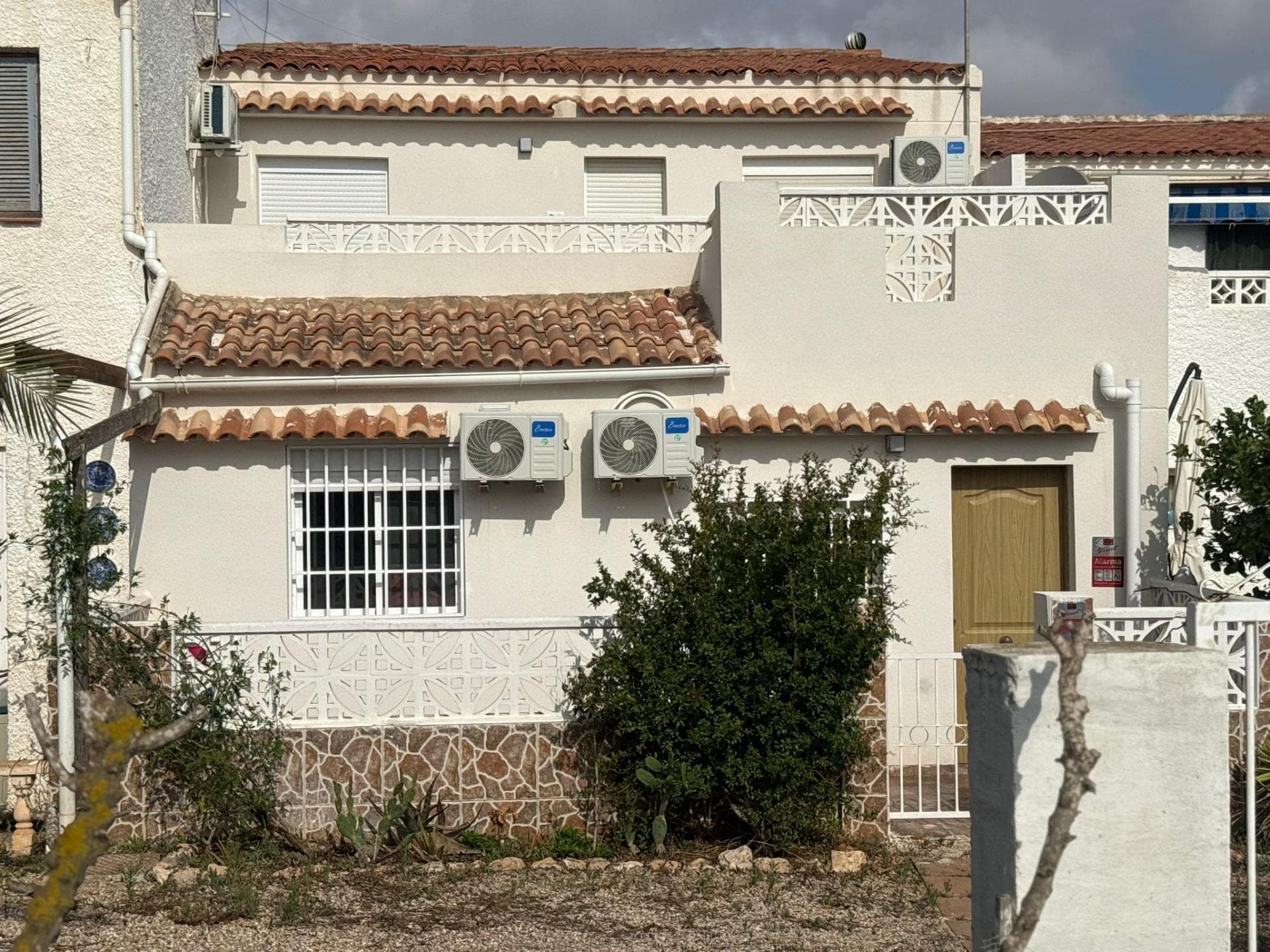 We present to you this renovated townhouse located in the residential area of La Siesta-Torrevieja, 3.5 km from the Habaneras Shopping Center, Quirón Hospital, and with all services within reach such as supermarkets, pharmacies, and restaurants.The property is distributed over two floors:-On the ground floor, there is a bedroom with a full bathroom, kitchen, toilet, living-dining room, and a patio.-On the upper floor, there are two bedrooms with access to a spacious terrace and a bathroom.It is sold fully furnished and equipped.Shall we schedule a visit? Contact us for more information.