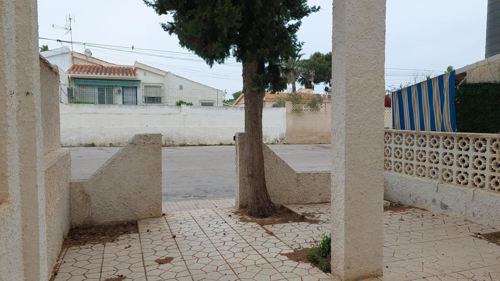 Unique opportunity to transform this townhouse into the home of your dreams. This property is located in the sought-after Aguas Nuevas urbanization in Torrevieja and less than 1 km from the area's main beaches. It consists of 3 bedrooms, 2 bathrooms, a living-dining room, an open kitchen, and a spacious terrace. Schedule your visit now!