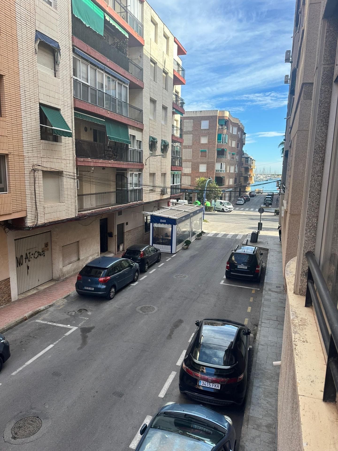 We are happy to present this beautiful 117-square-meter apartment, just 100 meters from the famous Acequión Beach in Torrevieja. The property consists of 3 bedrooms, 2 bathrooms, a fully furnished and equipped kitchen, a laundry area, and a spacious living-dining room with access to a glass-enclosed terrace with side sea views. The property is in perfect condition and ready to move into. The beaches of Los Náufragos and El Acequión, just a few meters away, are in Torrevieja, on the Costa Blanca. They are two of the city's most popular beaches, each with its own unique characteristics. Without a doubt, this is a great property that won't be on the market for long. Should we schedule a viewing?