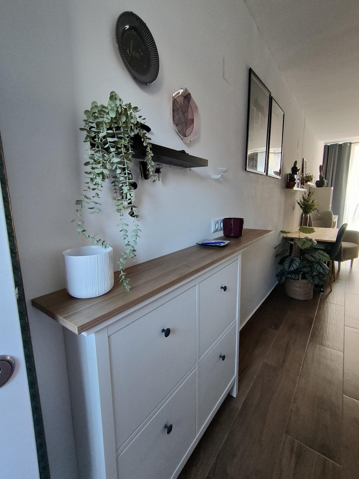 We present to you this beautiful and modern studio located on La Mata beach (Torrevieja), just 100 meters on foot from the beach.The property has been recently renovated, is ready to move in, and is furnished with a 150x190 foldable bed, a double-door Haier refrigerator, a Samsung washing machine, a microwave, a 65" Samsung television, an 80L water heater, very comfortable armchairs, and a natural pine dining table.Both the appliances and the furniture are of top quality and come with a warranty.The space is fully utilized, spacious, and bright, also featuring extra storage (loft) above the door. Private parking within the community with an automatic gate, surrounded by gardens, a gazebo, and a private barbecue within the building.Shall we schedule a visit? Contact us, we will be happy to assist you.