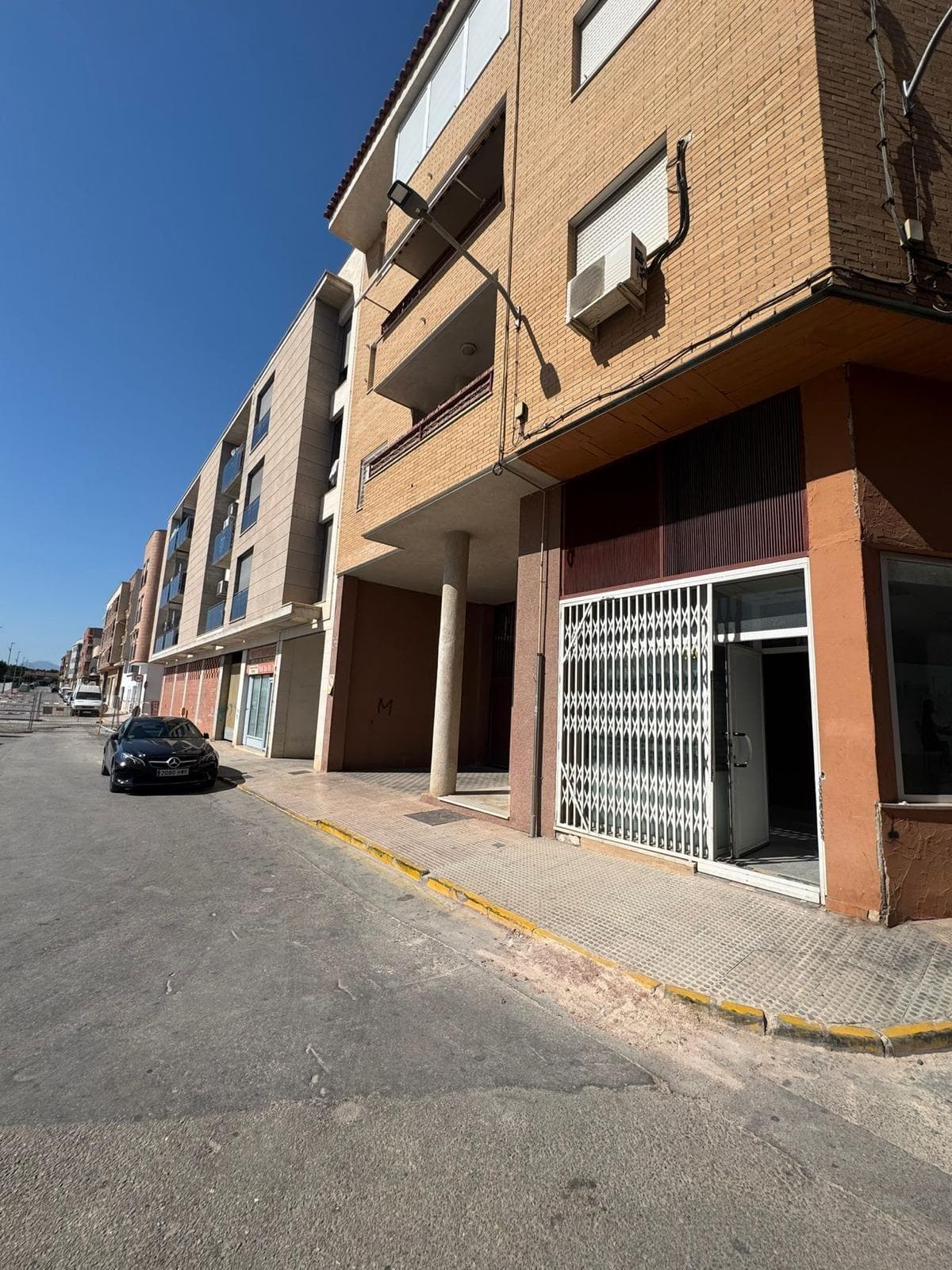This commercial space is for sale in a prime location in the town of Santomera, Murcia. This 177 m2 space offers endless possibilities, suitable for use as a bar, consulting firm, real estate agency, cafe, etc. Contact us for more information.