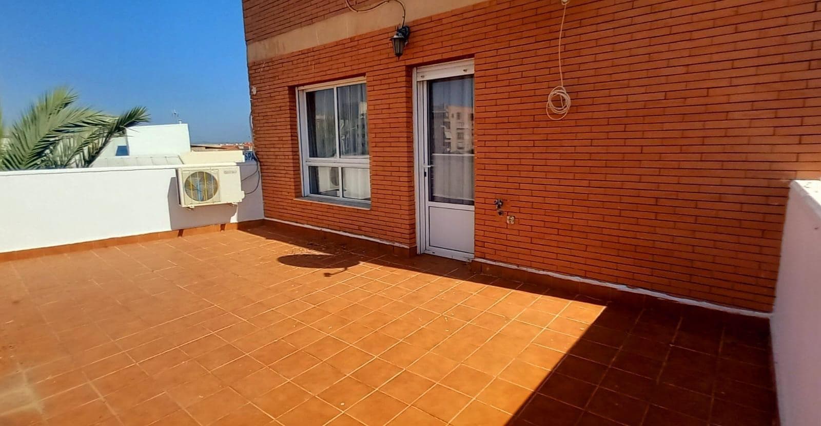 Take advantage of the opportunity to purchase this 230m² detached villa on a 400m² plot in the center of Torrevieja, close to schools, shops, a health center, and more. The property consists of three floors with the following layout: - Ground floor: garage, living room/kitchen, 1 bedroom, 1 bathroom - First floor: living room, 1 bathroom, 1 unfurnished kitchen, 2 bedrooms - Second floor: 2 bedrooms, 1 bathroom, terrace. Contact us for more information