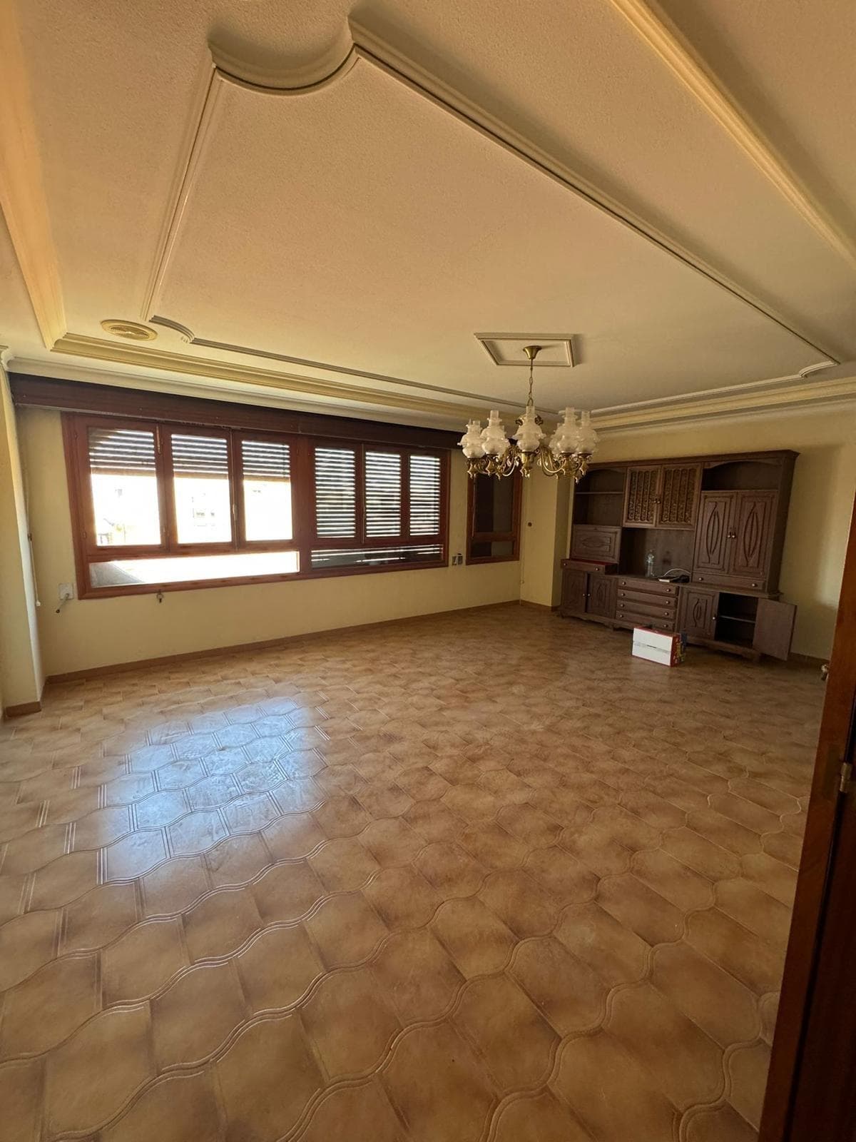 Fantastic opportunity to acquire a large townhouse located in the town of Vega Baja, Bigastro. Perfect for accommodating two families, the ground and first floors offer bedrooms, a kitchen, and bathrooms on both levels. It also has a large solarium with unobstructed views. The property is in its original condition and offers endless possibilities for building the home of your dreams. Contact us for more information.