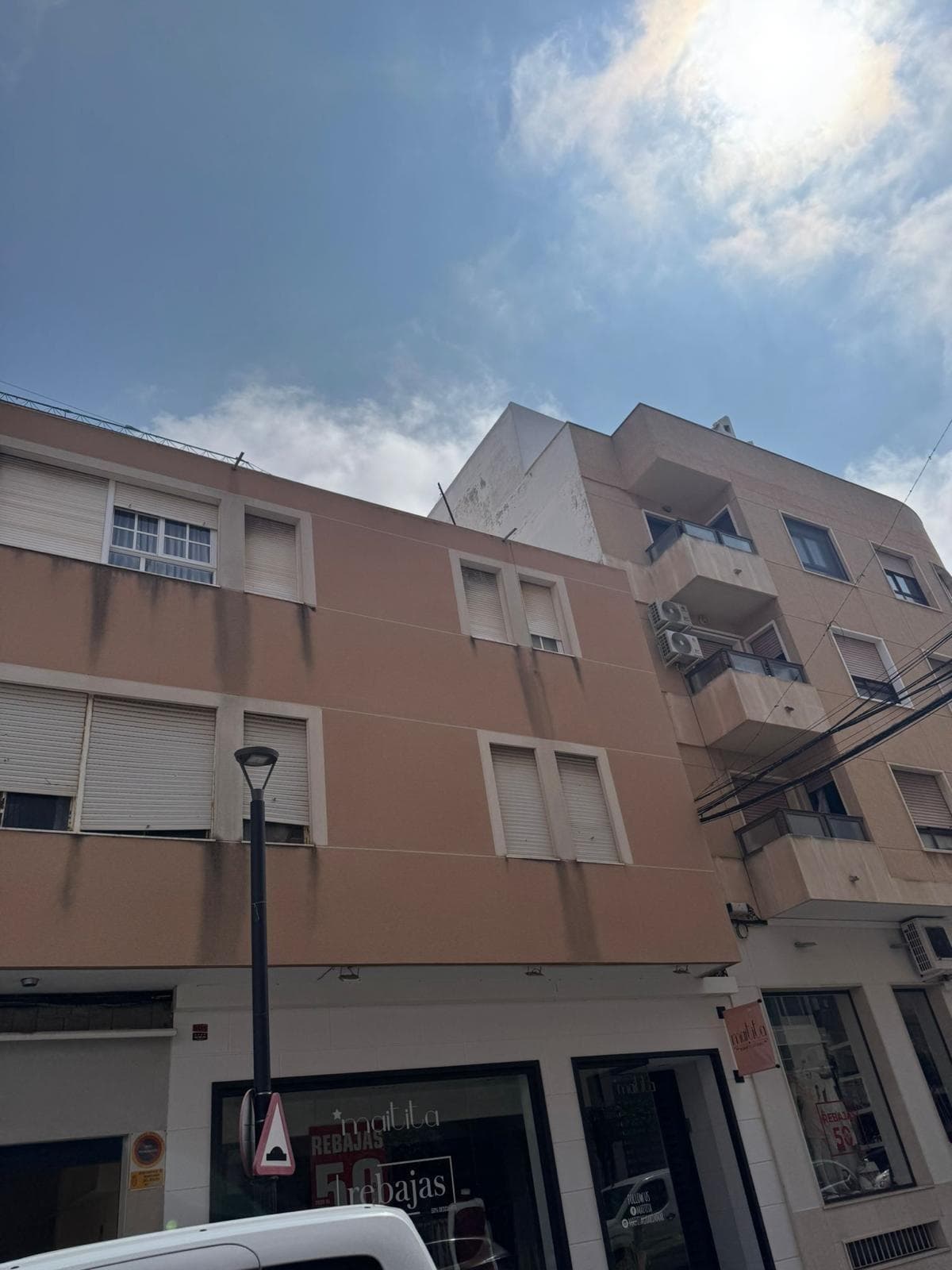 This large 140 m2 apartment is for sale, located in a central area of Guardamar, next to Reina Sofía Park and just 500 meters from the main beaches of Guardamar del Segura.  The property has 5 bedrooms, 3 bathrooms, a separate kitchen, a spacious living-dining room, and an interior patio.  It is located in a building with only 2 apartments.  This one is located on the first floor.  Contact us for more information.