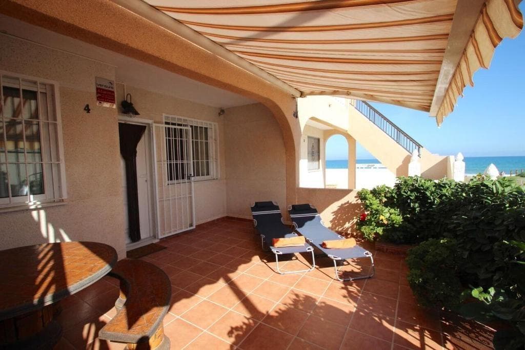 We are truly delighted to present this fantastic property on the beachfront of La Mata Beach, next to the Las Dunas Natural Park. Let yourself be seduced by Las Dunas... This wonderful townhouse located in La Mata offers sea views and direct access to the beach from the front terrace. It consists of three double bedrooms, a living-dining room, a fully furnished and equipped kitchen, and a bathroom with a shower. It has two terraces (one at the front with sunset views and one at the back with sunrise views, and a barbecue). The long La Mata beach is an undeniable attraction, with its turquoise sea inviting you to swim. It has a valid tourist license. This heavenly place offers a unique residential location; this property will undoubtedly impress you. Contact us for more information.