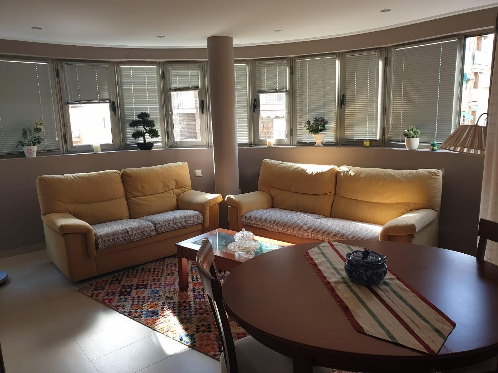 Discover this magnificent apartment located in Torrevieja, specifically in the coveted area of Las Piscinas Naturales. With a built area of almost 120 m², this property is in perfect condition to move in and enjoy immediately. The property features three spacious double bedrooms that offer exceptional comfort and natural light throughout the day thanks to its completely exterior design. Additionally, it has three well-equipped bathrooms that guarantee privacy and comfort for the whole family or guests. The location is unbeatable: just a few steps from the sea! This large apartment represents not only high construction quality but also an ideal opportunity for both a permanent residence and a vacation investment due to Torrevieja's tourist appeal. Shall we schedule your visit?