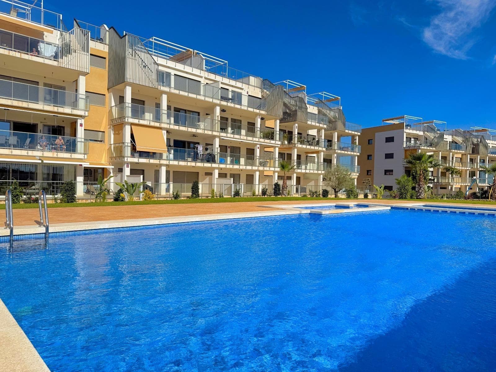 Discover this exceptional ground floor apartment in the exclusive area of ​​La Zenia, specifically in the Gardens 2 residential complex, Orihuela Costa. With a generous constructed area of ​​139 m² and a private terrace of an impressive 56 m² facing south, this pre-owned property is ideal for enjoying the sunny Mediterranean climate. It features three spacious double bedrooms and two well-appointed bathrooms. It also has access to multiple communal pools, including a covered pool for winter and two relaxing jacuzzis. Additional features include a practical storage room and a private parking space within the gated complex, offering additional security. Just 3,000 meters from the Mediterranean Sea, the location provides convenience with nearby public transportation as well as accessibility to renowned shopping centers and local educational institutions; everything needed for a modern lifestyle in a privileged setting. Shall we schedule a viewing? Contact us for more information.