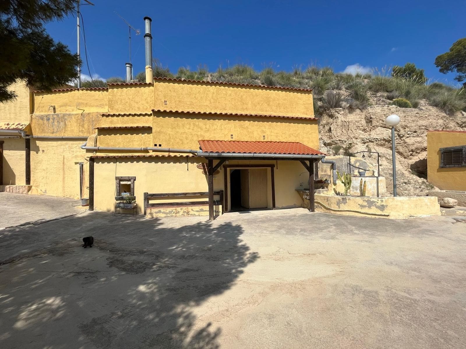 Discover this exceptional cave house located in the charming town of Abanilla, Murcia. This unique property has a constructed area of ​​100 m² and sits on a sprawling 40,000 m² plot of land that houses productive almond and olive groves, perfect for lovers of the countryside and sustainable agriculture. The property offers three cozy double bedrooms and a full bathroom; it also has a closed garage for added convenience. Enjoy the outdoors surrounded by stunning views of the Sierra de Abanilla from its spacious outdoor plot equipped with an efficient drip irrigation system and facilities such as solar panels that promote environmental protection by reducing energy costs. Its fireplace adds warmth to this rural home full of original charm while you immerse yourself in an unparalleled natural setting. Contact us for more information