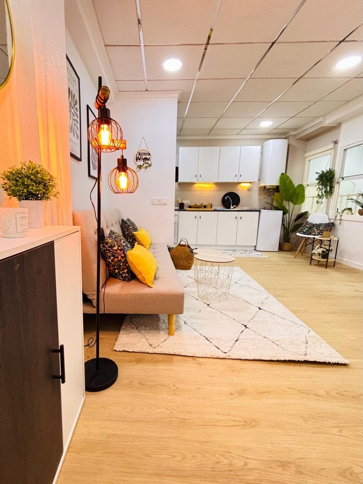 Imagine living with the Mediterranean breeze and having Playa de los Locos just steps away. This ground-floor duplex combines the charm of the Mediterranean style with a modern and functional renovation, designed to be enjoyed every day. On the main floor, you'll find a bright and airy space with an open kitchen, living area, and air conditioning. The lower floor offers a private area with two bedrooms and a full bathroom, with mechanical ventilation and independent climate control: perfect for relaxing, working remotely, or entertaining guests. The building has an elevator and is located in a quiet area, with a supermarket, restaurants, and the seafront promenade just minutes away. Ideal as a second home by the sea or as an investment with high returns, both for vacation and annual rentals. Ready to move into or start making money from day one. Key Features Renovated duplex ground floor with a contemporary Mediterranean style Just 100 meters from Playa de los Locos Recently renovated Air conditioning on both floors Mechanical ventilation in bedrooms Bright, open kitchen Renovated full bathroom Building with elevator Quiet area with all amenities