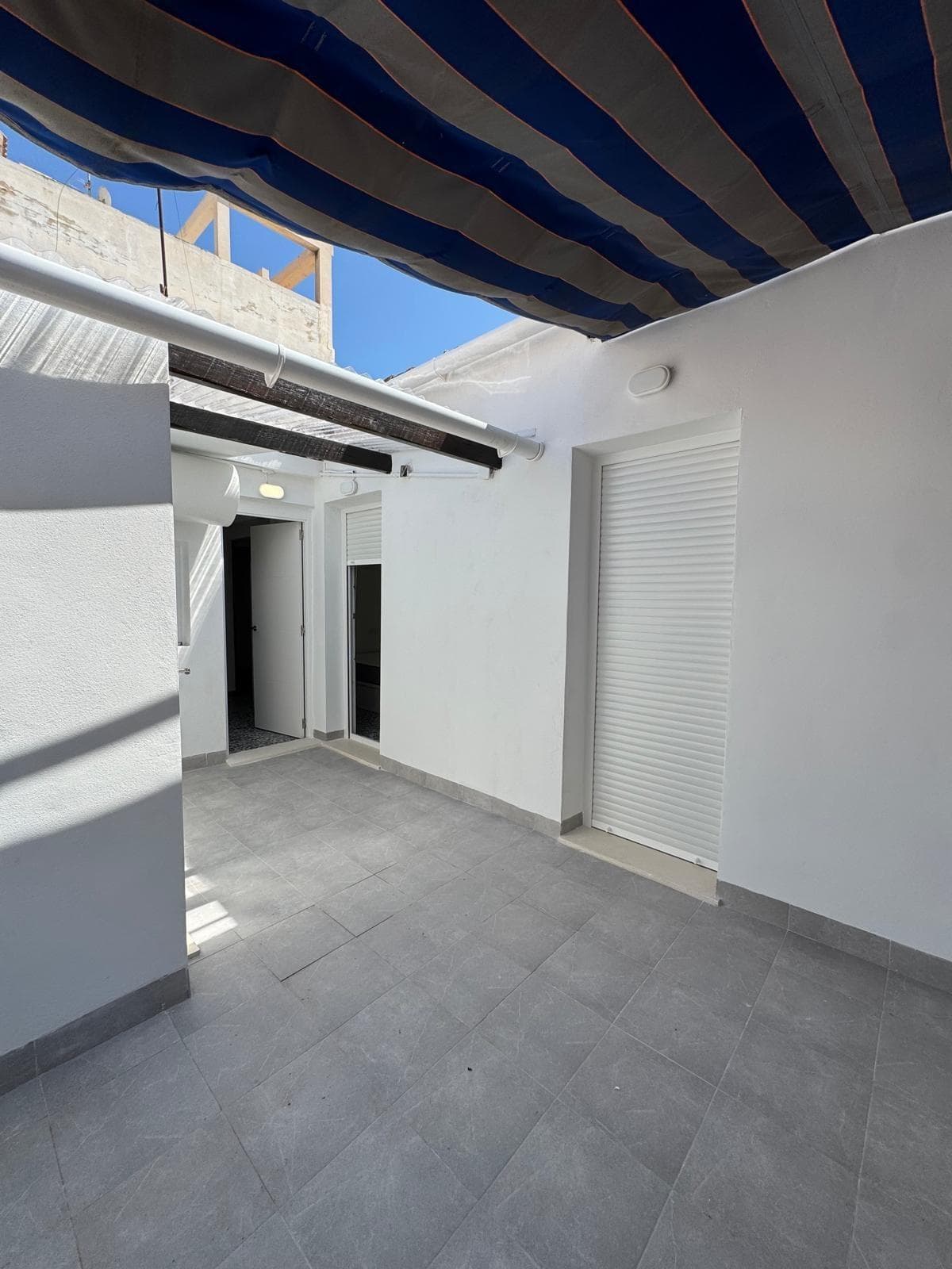 Located in the heart of Torrevieja, this spacious, renovated apartment presents an excellent opportunity for investors. With a constructed area of ​​almost 130 m² and facing east, it offers five spacious, ideally distributed double bedrooms, as well as three bathrooms, ensuring comfort and functionality. Its strategic location, just 600 meters from the sea, ensures additional appeal for both permanent and temporary residents. In addition, it features outdoor terraces perfect for enjoying the Mediterranean climate and is surrounded by essential services: nearby public transportation, shopping centers, and schools within the immediate vicinity. Currently rented out by rooms, it generates a significant monthly income of approximately €1,900, thus offering attractive returns from day one. Don't miss this unique opportunity to invest in this established property in one of the most desirable destinations on the Spanish coast. Contact us for more information
