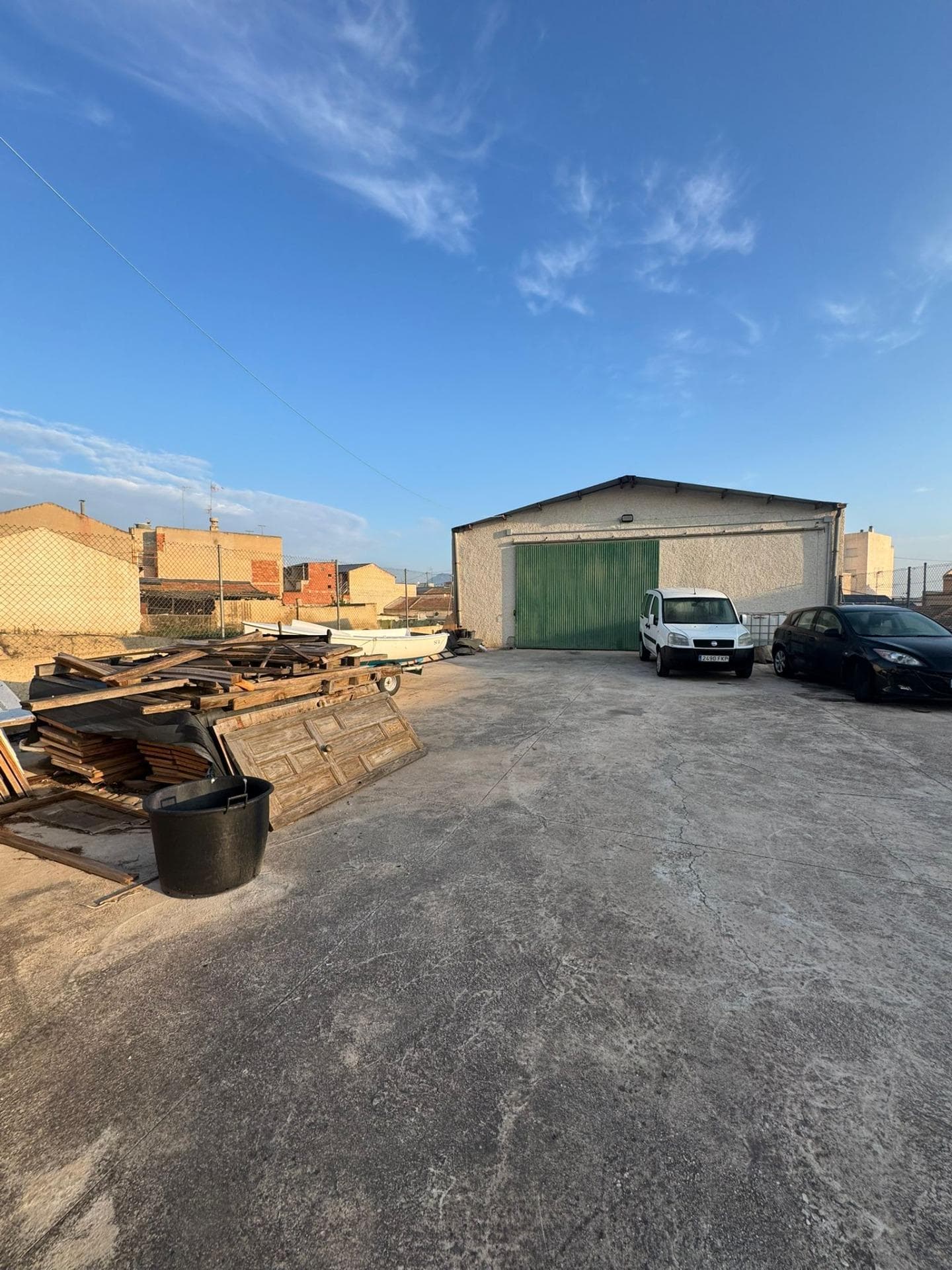 We present a unique investment opportunity in the city of Bigastro, where this industrial warehouse is located on exceptional urban land. With a total plot area of ​​504 m² and a south-facing orientation, this space offers great visibility and accessibility. It currently has a building that can be used as an industrial warehouse, facilitating its immediate use for various commercial or productive activities. The property not only allows for current development but also future expansions thanks to its classification as building land. Ideal for both entrepreneurs seeking expansion and investors interested in strategically located properties. Contact us for more information
