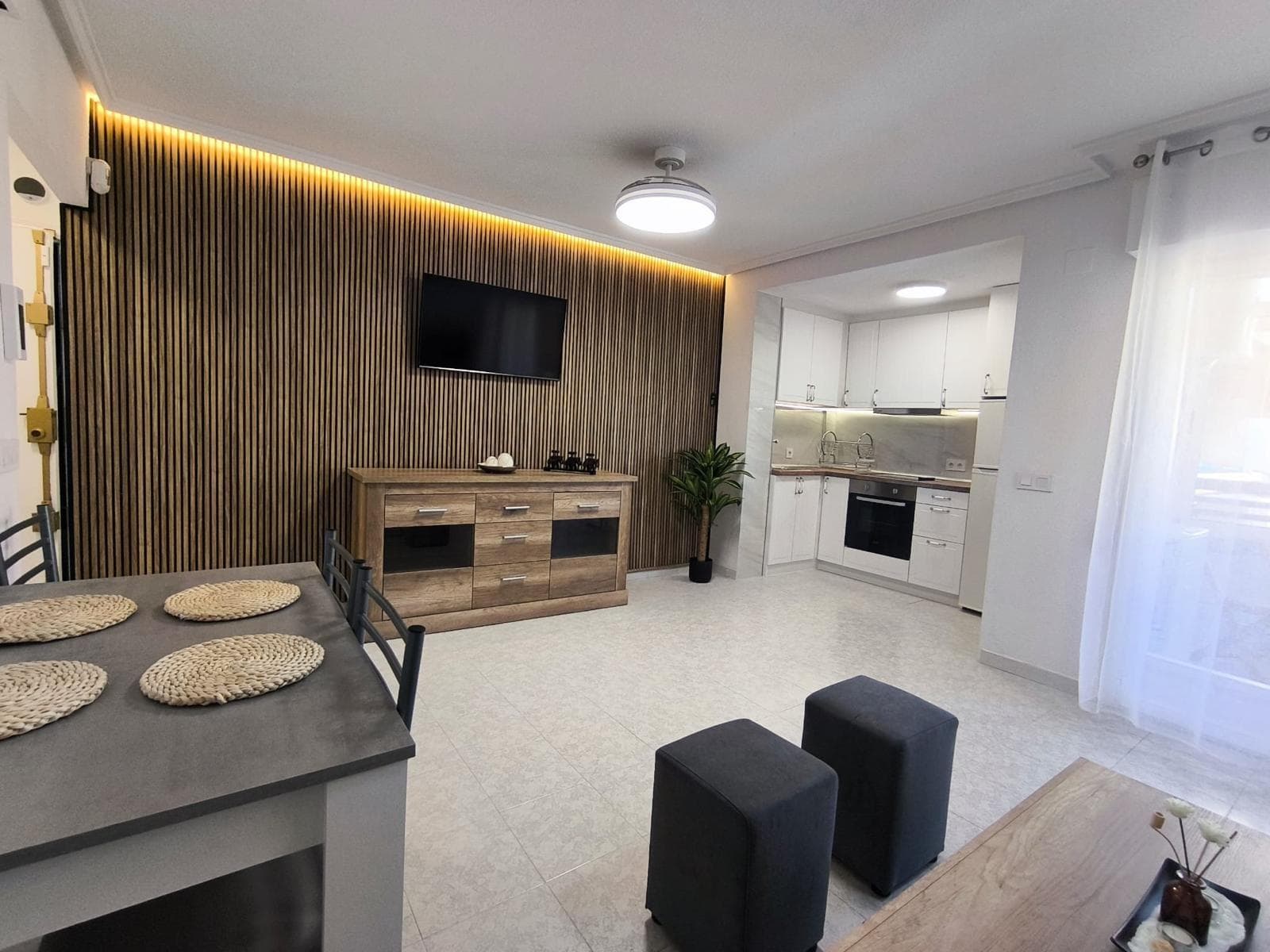 Discover this charming renovated apartment in the quiet area of ​​El Molino, Torrevieja. With a constructed area of ​​almost 40 m², this property features a double bedroom and a full bathroom, ideal for both living and vacationing. Enjoy the sun from its glazed terrace while relaxing by the complex's communal pool. Located just 600 meters from the sea and Torrevieja's stunning beaches, you'll have easy access to public transportation and several nearby amenities, including shopping centers, hospitals, and schools. In addition, you can rent a parking space if needed; The additional sofa bed provides extra space for guests. Its privileged location combined with its features make it an excellent option for only €107,000. Contact us for more information
