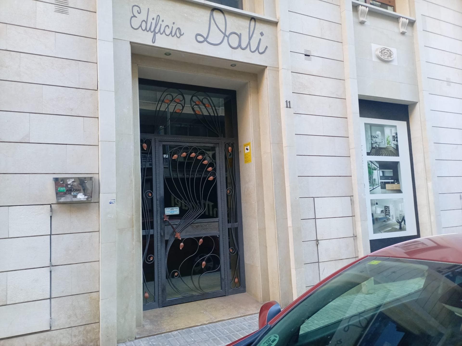 We present an excellent commercial premises in the sought-after area of ​​Orihuela City, ideal for entrepreneurs and businesses seeking to establish themselves in a strategic location.  This property has a construction area of ​​75 m², which provides ample possibilities to adapt the space to the specific needs of the business. Its condition is original, allowing the buyer to customize it according to their requirements and own style.  The property stands out for being completely exterior, guaranteeing natural luminosity throughout the day and offering visibility from the main street to potential clients.  With an attractive price of only 75,000 euros, this opportunity should not be missed; either as an investment or as your own headquarters for your company. Contact for more information.