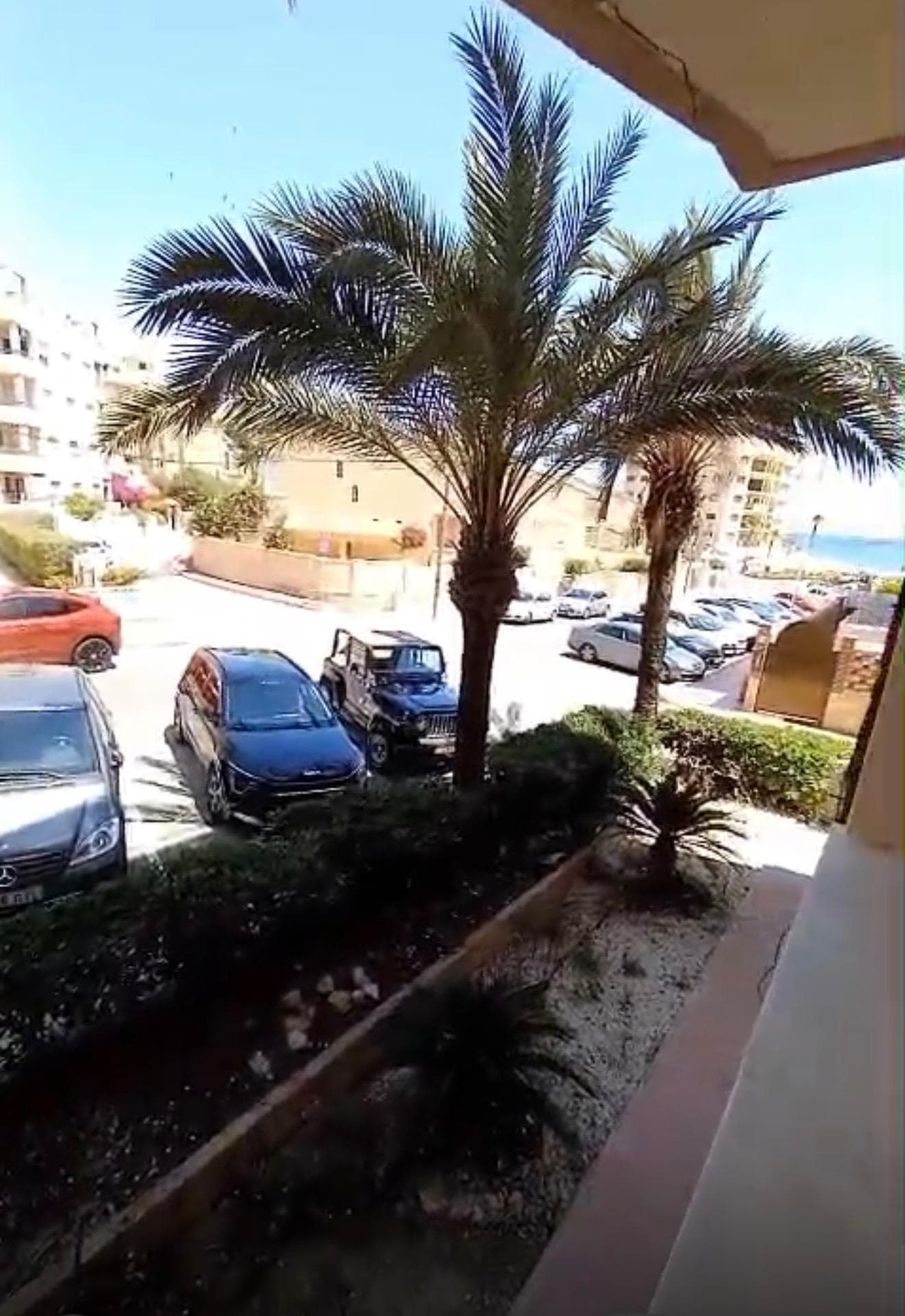 Discover this charming apartment located in the sought-after Guardamar Playa area, just 150 meters from the sea. With a constructed area of ​​45 m² and completely renovated, this property offers a welcoming space ideal for enjoying a holiday or as a permanent residence. It features a bright double bedroom thanks to its exterior orientation, which allows for abundant natural light throughout the day. The apartment also includes a modern and functional full bathroom. Furthermore, it benefits from proximity to essential services such as local schools and public transport via nearby buses, facilitating your daily travel throughout the coastal region. This apartment not only represents an excellent investment opportunity but also a high quality of life close to the Mediterranean.