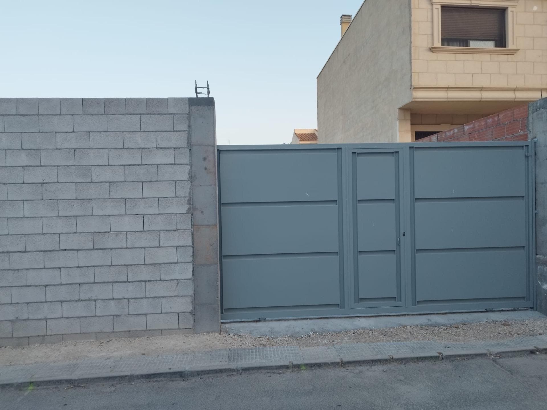 A unique opportunity to acquire a building plot in the charming town of Benferri, Alicante. This plot has a total area of ​​280 m² and is completely fenced, guaranteeing privacy and security for any future development. The location is ideal for building your dream home or investing in real estate, as it is situated in a quiet area yet well-connected to the town's main amenities. The competitive price of this plot is only €53,000, representing excellent value for money considering the possibilities offered by this spacious and versatile parcel. It has electricity and water connections. Don't miss the opportunity to take advantage of this outdoor space, suitable for residential projects or other urban uses permitted under local regulations.