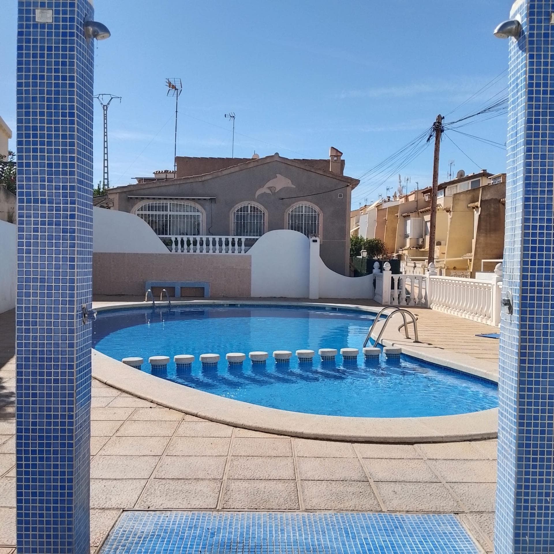 Discover this charming townhouse located in the sought-after Los Balcones area of ​​Torrevieja. With an attractive price of €159,000 and a constructed area of ​​77 m², this property is in good condition and ready to move into. It features two bright double bedrooms offering comfort and tranquility. The property has a well-equipped full bathroom and includes extras such as a beautiful terrace, ideal for enjoying the Mediterranean sun, and access to a communal swimming pool, perfect for cooling off on hot days. The development is surrounded by essential services such as nearby buses, various shopping centers, and local schools, making this property not only the perfect place to live but also an attractive investment due to the area's continued growth. Don't miss the opportunity to acquire your new home by the sea.