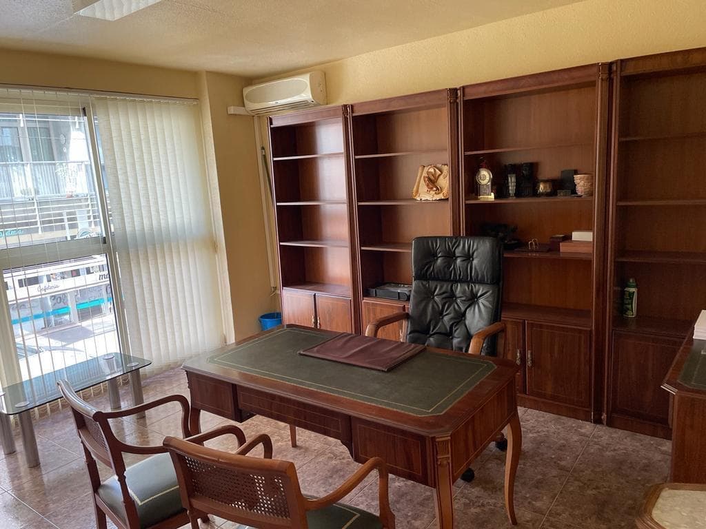 Discover this excellent investment opportunity in the heart of Almoradí. This mezzanine apartment is located in a central and vibrant area, ideal for those looking to start a business or transform this space into their dream home. With a constructed area of ​​114 m² and suitable amenities, the property comprises three spacious rooms that offer multiple options depending on the future owner's needs. Its good overall condition allows you to start working from day one without the need for major renovations. It also has a fully functional bathroom, perfect for meeting both commercial and residential requirements. The location is unbeatable: surrounded by schools and essential services, making daily life easier whether you decide to establish your own business here or choose to transform it into a family home while enjoying the nearby urban bustle.