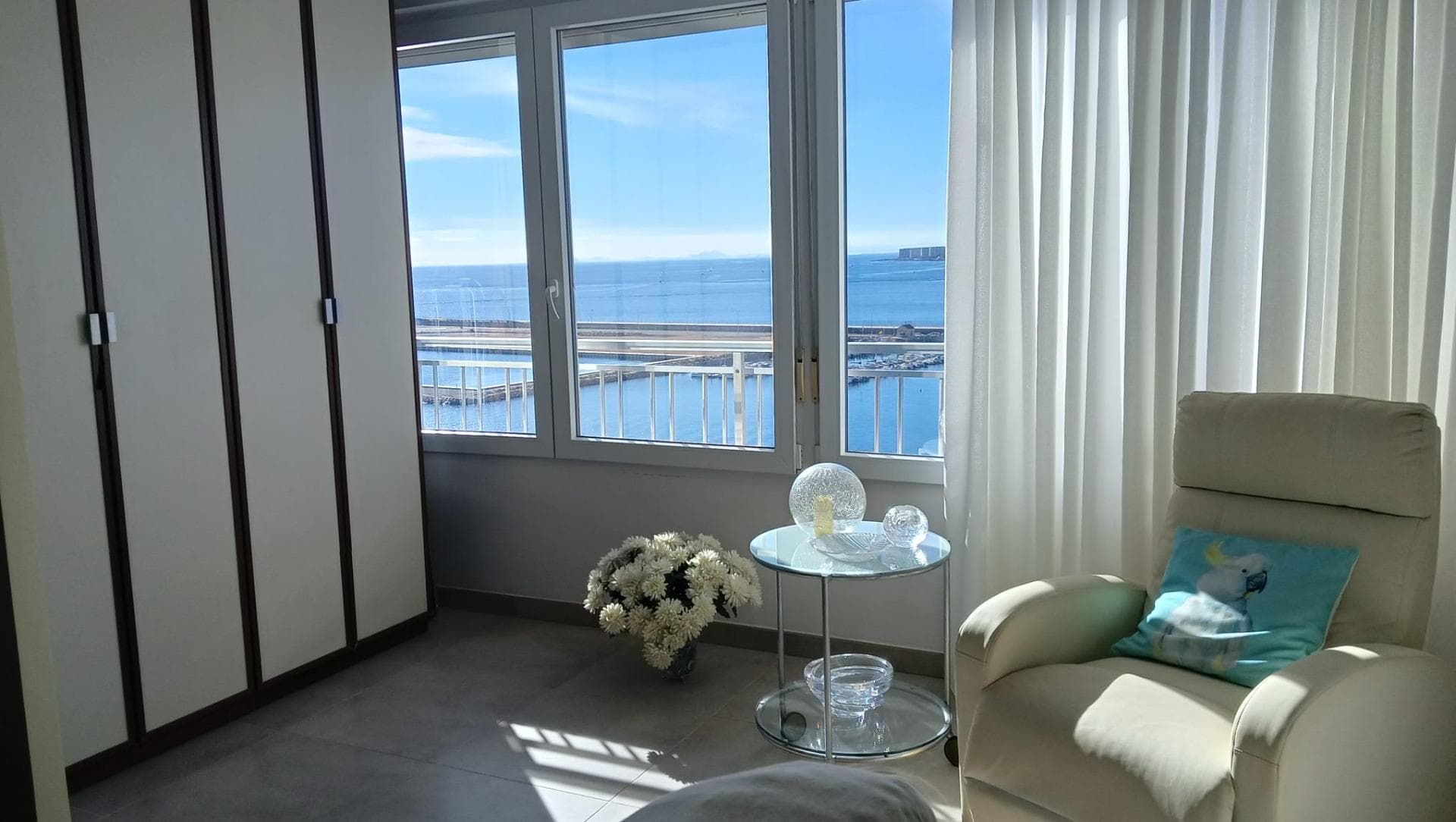 Discover this stunning beachfront apartment located in the sought-after Acequión area of ​​Torrevieja. Situated on the ninth floor, it boasts spectacular sea views. With a constructed area of ​​100 m² and completely renovated to offer maximum comfort and modern style, this bright, southeast-facing home features two spacious double bedrooms and two well-equipped bathrooms, ensuring privacy and comfort for its occupants. Enjoy direct access to the beautiful beach, just steps away, as well as excellent communal facilities, including a refreshing swimming pool perfect for sunny days. Furthermore, it benefits from modern finishes, including a reinforced security door for added safety. All of this is surrounded by essential amenities such as nearby bus stops, vibrant shopping centers, and major schools and hospitals, adding significant value whether you are looking for a holiday or permanent residence. Shall we schedule a visit?