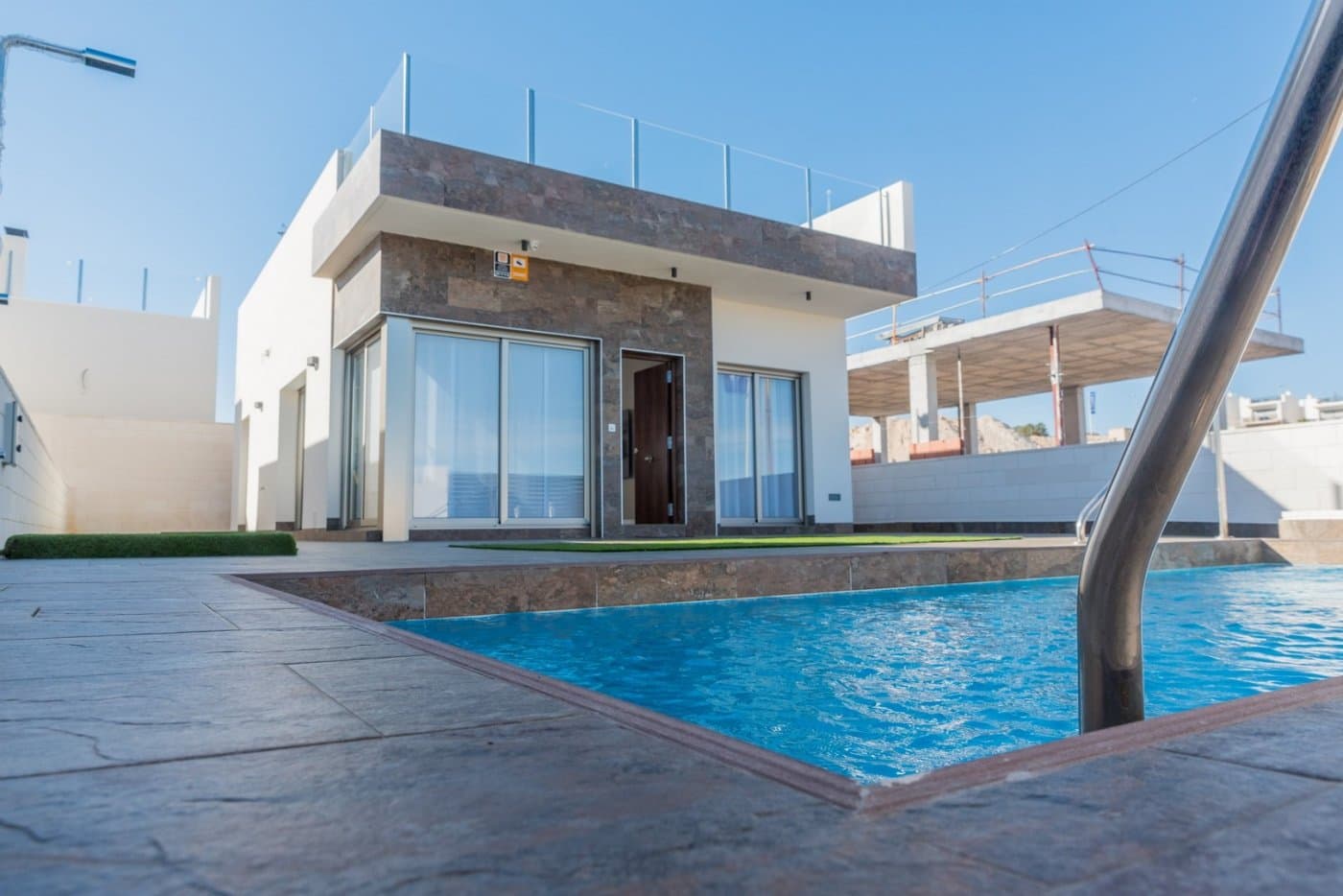 CONTEMPORARY VILLA NEXT TO THE GOLF COURSE&#13;&#13; Contemporary villa located next to the exclusive Villamartín golf course, facing Southeast.&#13;&#13; It consists of 3 double bedrooms (all with built-in wardrobes), 3 bathrooms (one en suite), fully equipped modern integrated kitchen (with breakfast bar), large open living / dining room leading to an enclosed garden with private pool and parking area, and a spacious rooftop solarium.&#13;&#13; Close to the charming beaches, coves and marinas of Cabo Roig and Campoamor, close to 3 different golf courses. Also the services of a wide variety of bars and restaurants, live entertainment and shopping centers such as La Zenia Boulevard and Los Dolces. And the benefits of good road connections and Alicante Airports and Murcia International Airports.&#13;
