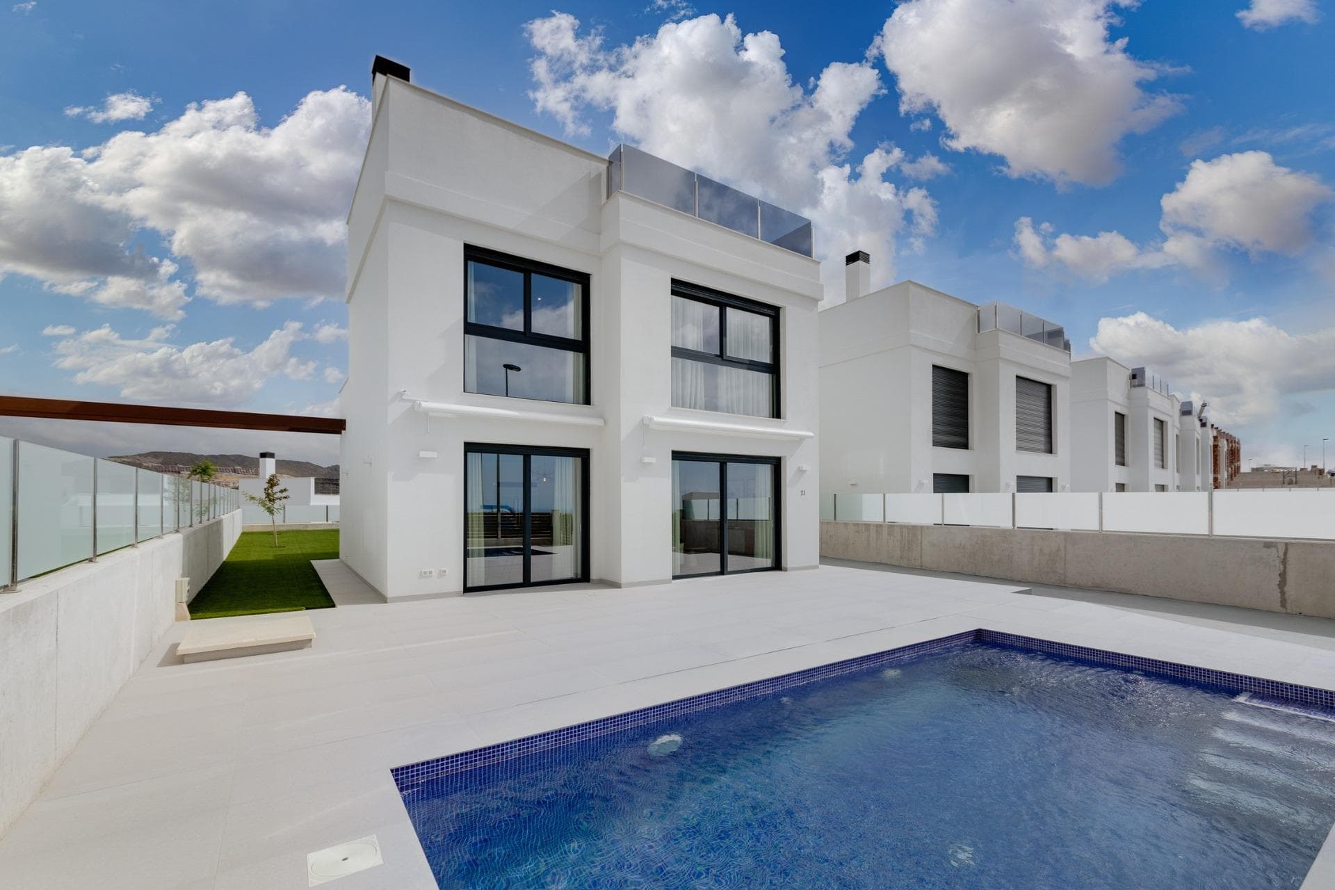 Development of independent new construction villas, with private pool and modern finishes.&#13;&#13;The houses consist of 2 floors and you also have access to the solarium with great views of the sea. On large plots of around 550 m2. Its elevated location offers wonderful open views of the mountains, the city of Alicante and the sea.&#13;&#13;Strategically located 1 km from the Bonalba golf course, 3.5 km from the beaches of San Juan and Muchavista, 9 km from the city of Alicante and 20 km from the Alicante international airport.&#13;&#13;Enjoy an average annual temperature of 20ºC and 300 days of sunshine a year in an environment with rich gastronomy and a wide range of leisure activities.&#13;
