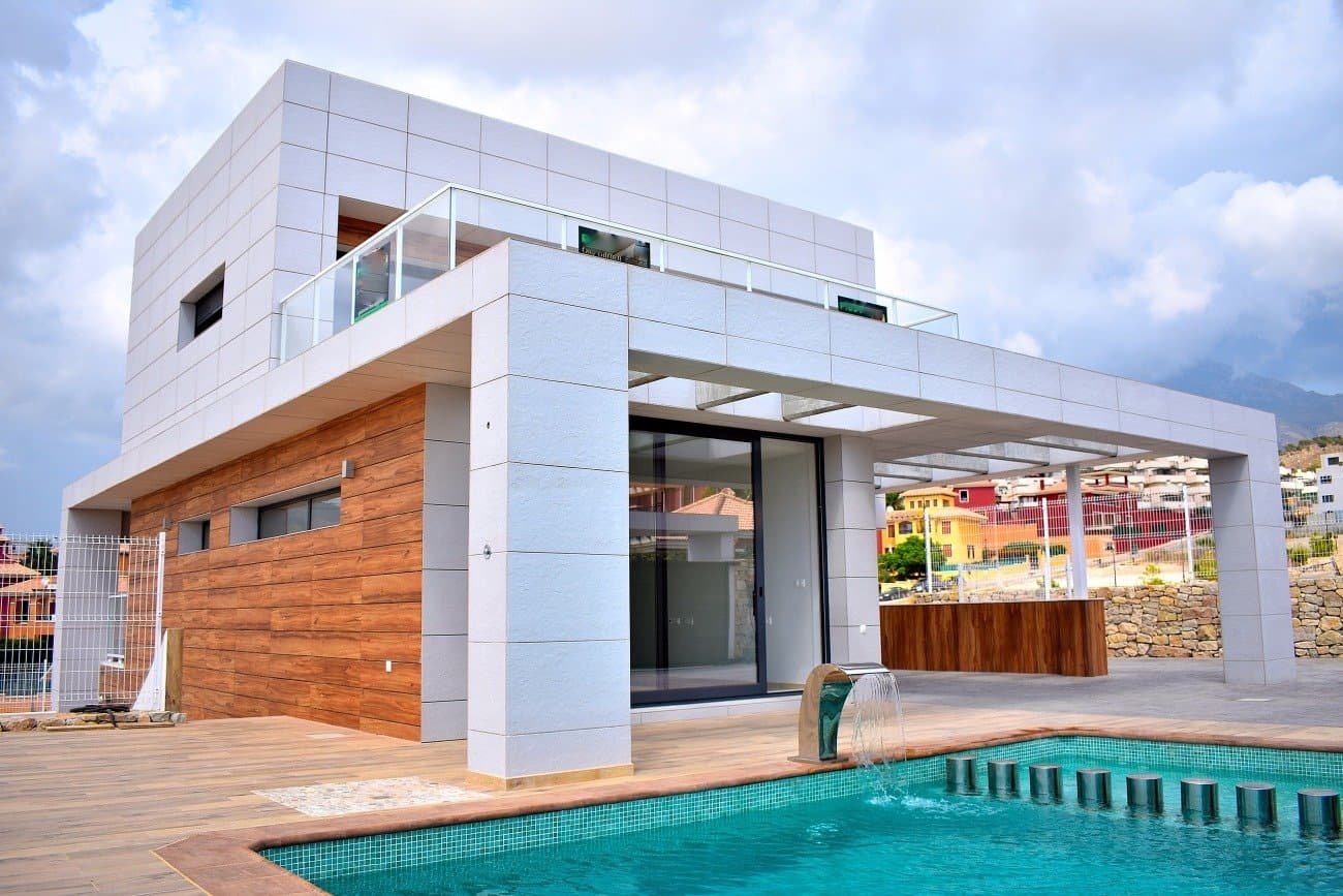 MODERN VILLA WITHIN WALKING DISTANCE TO BENIDORM!!!&#13;&#13; This villa has been built with luxury finishes such as ventilated facade for greater thermal insulation and lower energy consumption and solarium.&#13;&#13; High standing construction offering an avant-garde design, functional and elegant &#13; and elegant, comfortable spaces and high quality finishes.&#13;&#13; Large plot and private swimming pool.&#13;&#13; Its optimal orientation and its large windows allow the entry of natural light throughout the day. Its elevated and gently sloping position guarantees great sea views in the distance. &#13;&#13; This is a luxury home with spacious, light-filled rooms and spaces designed to be lived in, open concept on the ground floor, with exceptional views, just a stone's throw from the sea and the mountains.&#13;&#13; A dream of many... within the reach of a few.&#13;