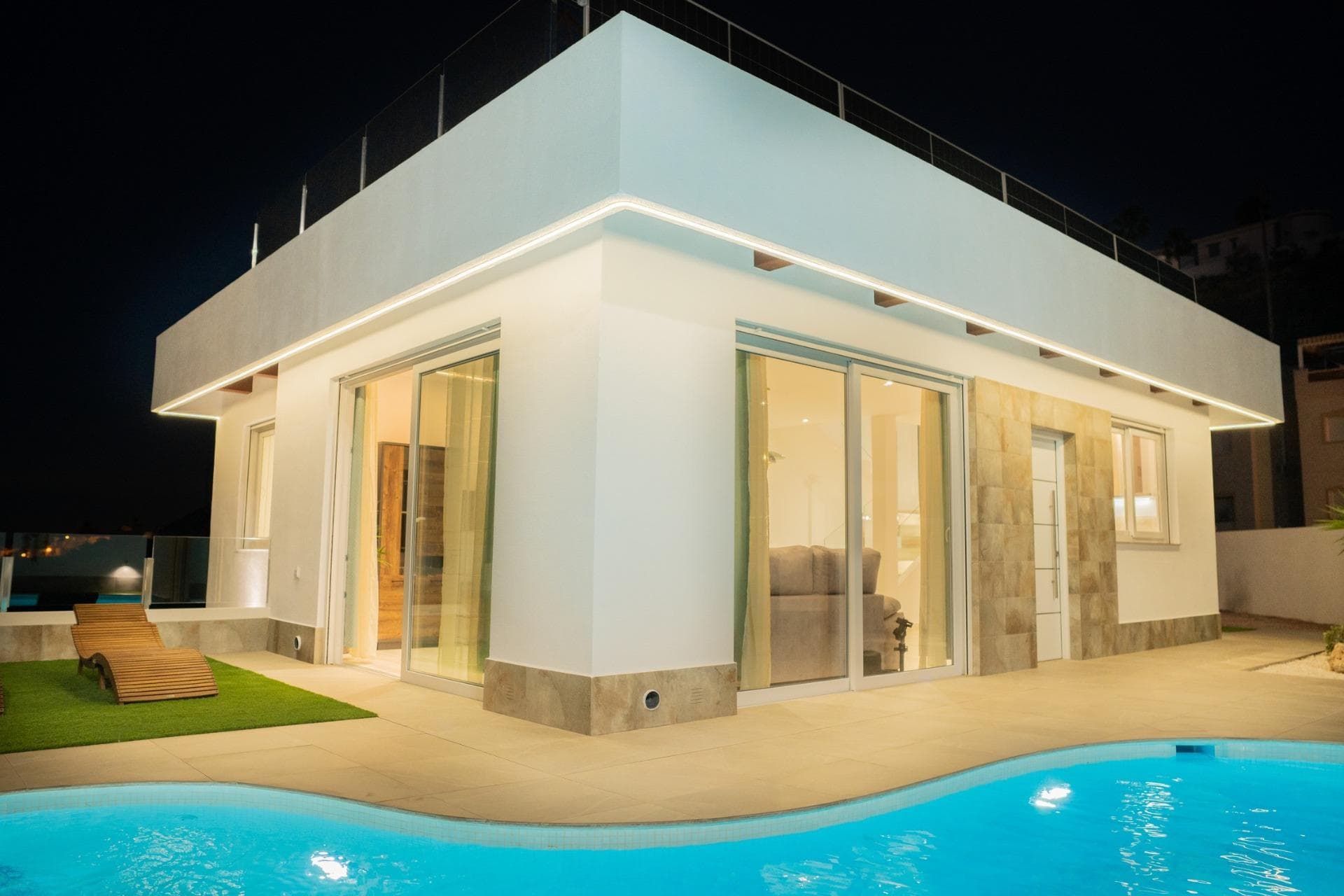 BEAUTIFUL VILLA WITH VIEWS TO THE GOLF COURSE "LA MARQUESA"!&#13;&#13; This beautiful villa, located 50 meters from the La Marquesa golf course, apart from having clear and beautiful views and offering the tranquility of being in a quiet environment, is a few meters from the commercial center with shops, supermarket, bars and international restaurants . Just 5 minutes from the town of Rojales with all services and 15 minutes from the spectacular blue flag beaches of Guardamar del Segura. Alicante-Elche airport is 35 minutes away.&#13;&#13; The 3x6 m pool and terraces in the garden and pool area will allow you to enjoy the sun and the Costa Blanca climate throughout the year. In addition, the villa has a solarium and a large parking area.&#13;&#13; Live in a modern villa, enjoying golf, beach, climate and Mediterranean lifestyle!&#13;&#13;&#13;