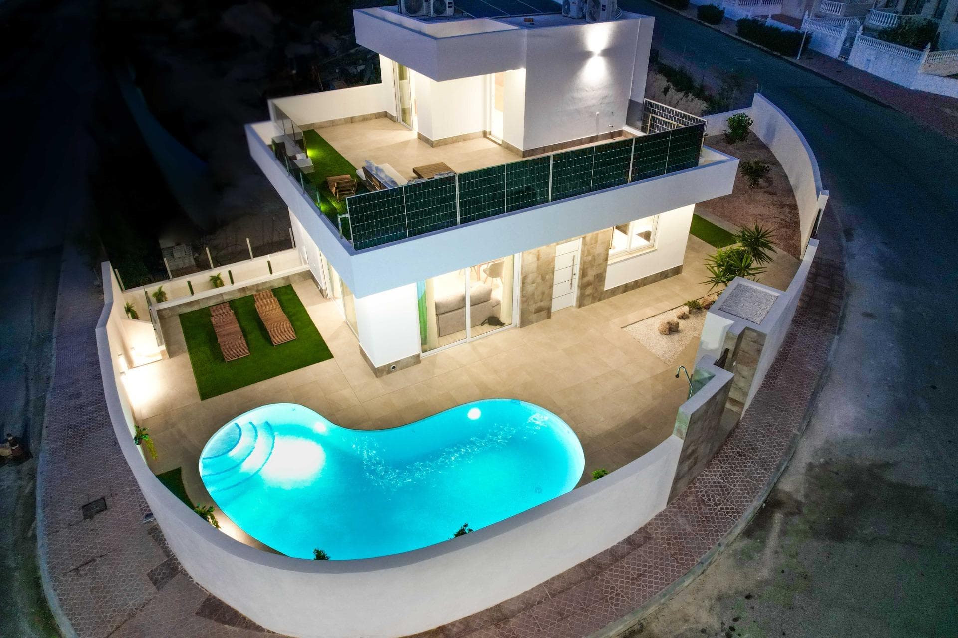 BEAUTIFUL BIG VILLA WITH VIEWS TO THE GOLF COURSE "LA MARQUESA"!&#13;&#13; This beautiful villa, located 50 meters from the La Marquesa golf course, apart from having clear and beautiful views and offering the tranquility of being in a quiet environment, is a few meters from the commercial center with shops, supermarket, bars and international restaurants . Just 5 minutes from the town of Rojales with all services and 15 minutes from the spectacular blue flag beaches of Guardamar del Segura. Alicante-Elche airport is 35 minutes away.&#13;&#13; The villa has 335 m2 of plot area, 433 m2 of built area, distributed in 3 floors, one of them being a semi-basement diaphanous of 126 m2. The villa has 3 bedrooms and 2 bathrooms. The 3x6 m pool and the large terraces in the garden and pool area will allow you to enjoy the sun and the Costa Blanca climate throughout the year. In addition, the villa has a solarium and a large parking area.&#13;&#13; Live in a large modern villa, enjoying golf, beach, climate and Mediterranean lifestyle!&#13;