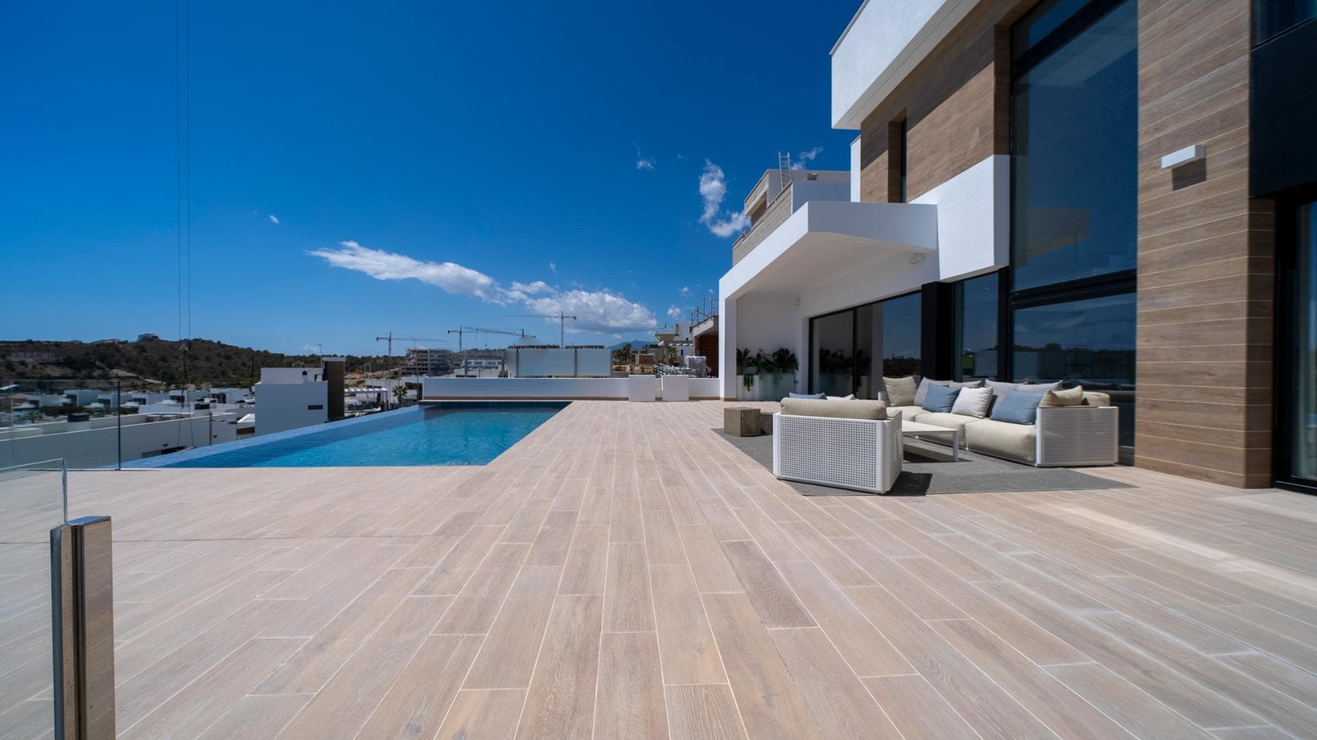 LUXURY NEW BUILD VILLAS IN FINESTRAT WITH SEA VIEWS&#13;&#13; Luxury villas located in New Build residential complex in Finestrat. &#13; This villas consist of two floors, a solarium, basement and an interior garden with a private pool.&#13; Each villa has its own elevator. The solarium offers a wide and unforgettable view of Benidorm and the sea. &#13; These villas are unique for their design and amenities: a large living room, large en-suite bedrooms on the first floor, a solarium to relax and enjoy the sunsets, a contemporary infinity pool and a large terrace for vacations and relaxation.&#13;&#13; Residential located 5 min by car from all the services that Benidorm can offer and in an environment with an average annual temperature of 20ºC and 300 days of sunshine a year, 44 km away from Alicante airport, 3 km from the sea and 200 meters to the golf.&#13;