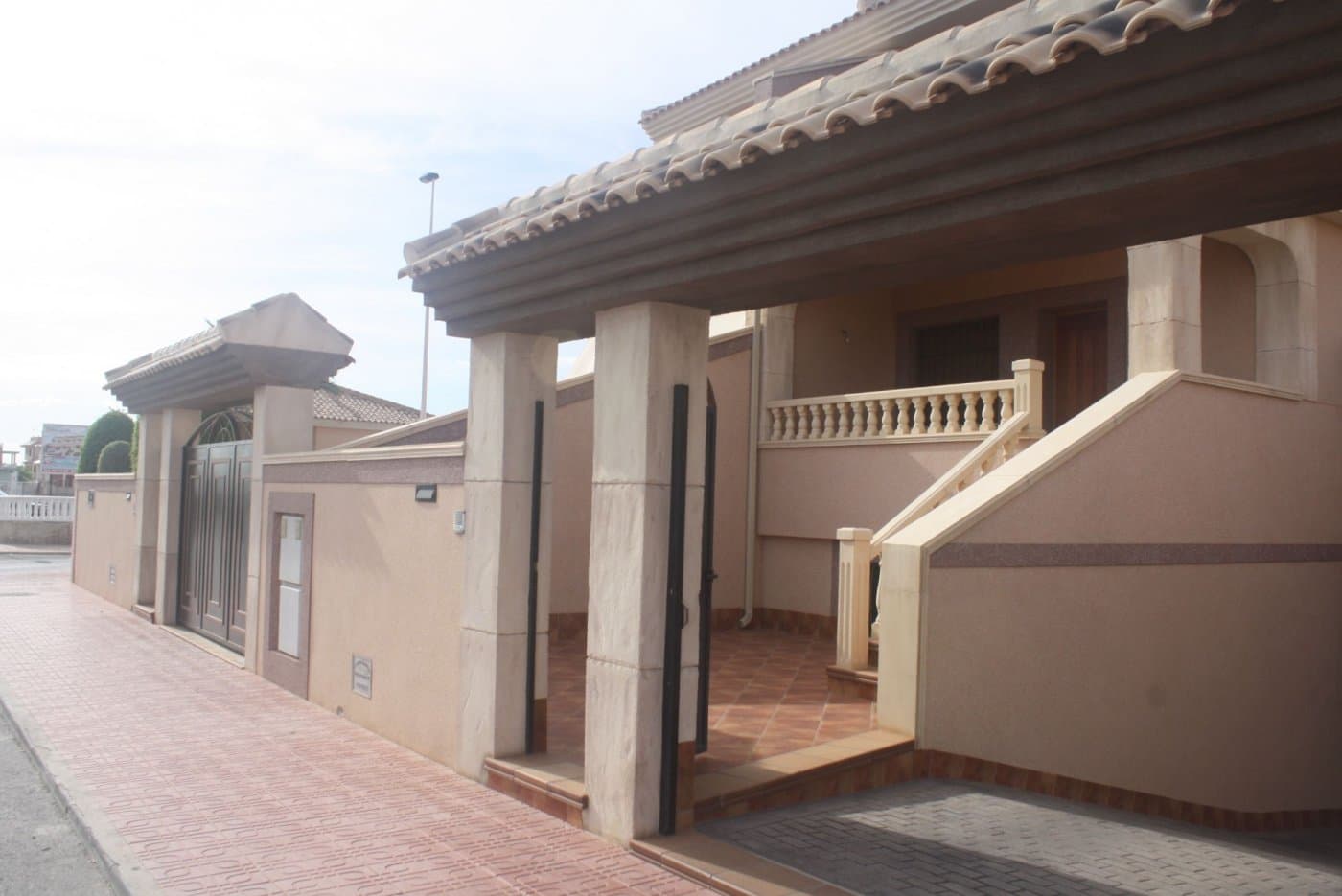 BEAUTIFUL TOWNHOUSE IN LOS ALTOS, TORREVIEJA&#13;&#13; Key Ready New townhouse in Los Altos located few minutes away from Hospital of Torrevieja and pink salt lake.&#13;&#13; Mediterranean style townhouse with 2 bedrooms, 3 bathrooms, lounge, kitchen, terraces, garage and solarium with view over pink salt lake.&#13;&#13; Los Altos is a popular residential area in the south of Torrevieja, close to the salt lake. &#13; Within walking distance are all kinds of services such as bars, shops, supermarkets, pharmacies, etc. Making it a perfect place to live all year round.&#13;&#13; In addition, it is only 2 km from the beautiful beaches.&#13;&#13; Torrevieja is a Spanish town in the province of Alicante, on the Costa Blanca. &#13; It is known for its typically Mediterranean climate and coastline. It has boardwalks with resorts along its sandy beaches. &#13; The small Museum of the Sea and Salt houses exhibitions on the fishing and salt history of the city. &#13; In the interior, the Lagunas de La Mata-Torrevieja Natural Park has trails and two salty lagoons, one pink and the other green.&#13; Alicante airport located 40 minutes away and Murcia airport about 1 hour away.&#13;