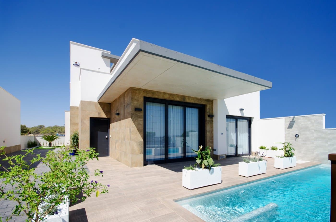 NEW BUILD RESIDENTIAL OF VILLAS IN SAN MIGUEL DE SALINAS&#13;&#13; New Build villa with 3 bedrooms and 3 bathrooms, open plan kitchen with living room-dining room.&#13;&#13; All villas have a terrace and solarium, a private garden with swimming pool and a driveway. &#13;&#13; They are all built with high-quality materials using advanced technology for our clients’ comfort and convenience.&#13;&#13; This residential is ideal for lovers of nature and harmony.&#13;&#13; San Miguel de Salinas is a municipality in the Valencian Community, Spain. Located in the south of the province of Alicante, in the region of Vega Baja del Segura near the Region of Murcia.&#13;&#13; Just 7 kilometres from the beaches of Orihuela Costa, surrounded by golf courses, the most important shopping centre in the area that has all kinds of services, as well as bars, restaurants, clothing stores, supermarkets, etc., and with very good communication. &#13;&#13; Complex located 30 minutes from Alicante airport and 1 hour Murcia - Corvera airport.&#13;