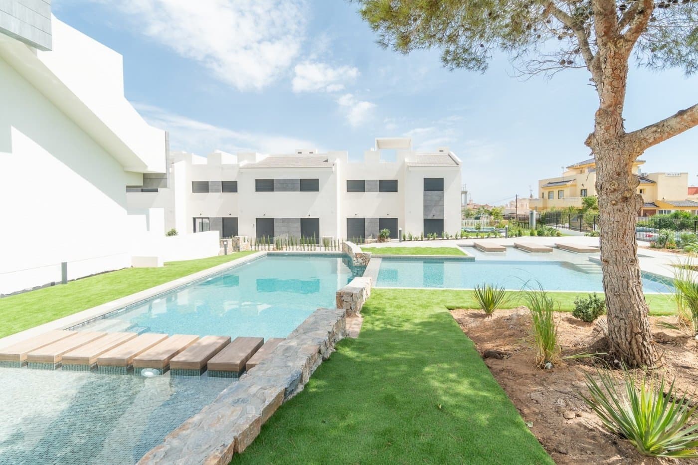 New residential complex at Los Balcones(Torrevieja)&#13;&#13; This is an exclusive residential complex comprising of 30 apartments located in Los Balcones de Torrevieja, one of the best areas of touristic interest on the Costa Blanca. &#13;&#13; Where you can enjoy fabulous views thanks to its location as this residential is surrounded by the unbeatable and privileged natural setting of the Laguna Rosa de Torrevieja as well as its proximity to the renowned beaches of Torrevieja and Orihuela Costa.&#13;&#13; At this residential you will find homes with a modern style and top-quality finishings, homes with 2 to 3 bedrooms, as well as private outside areas with a terrace, solarium and/or garden, where you can enjoy the magnificent views. The complex also has large communal areas equipped with a large communal swimming pool, green zones and parking.&#13;