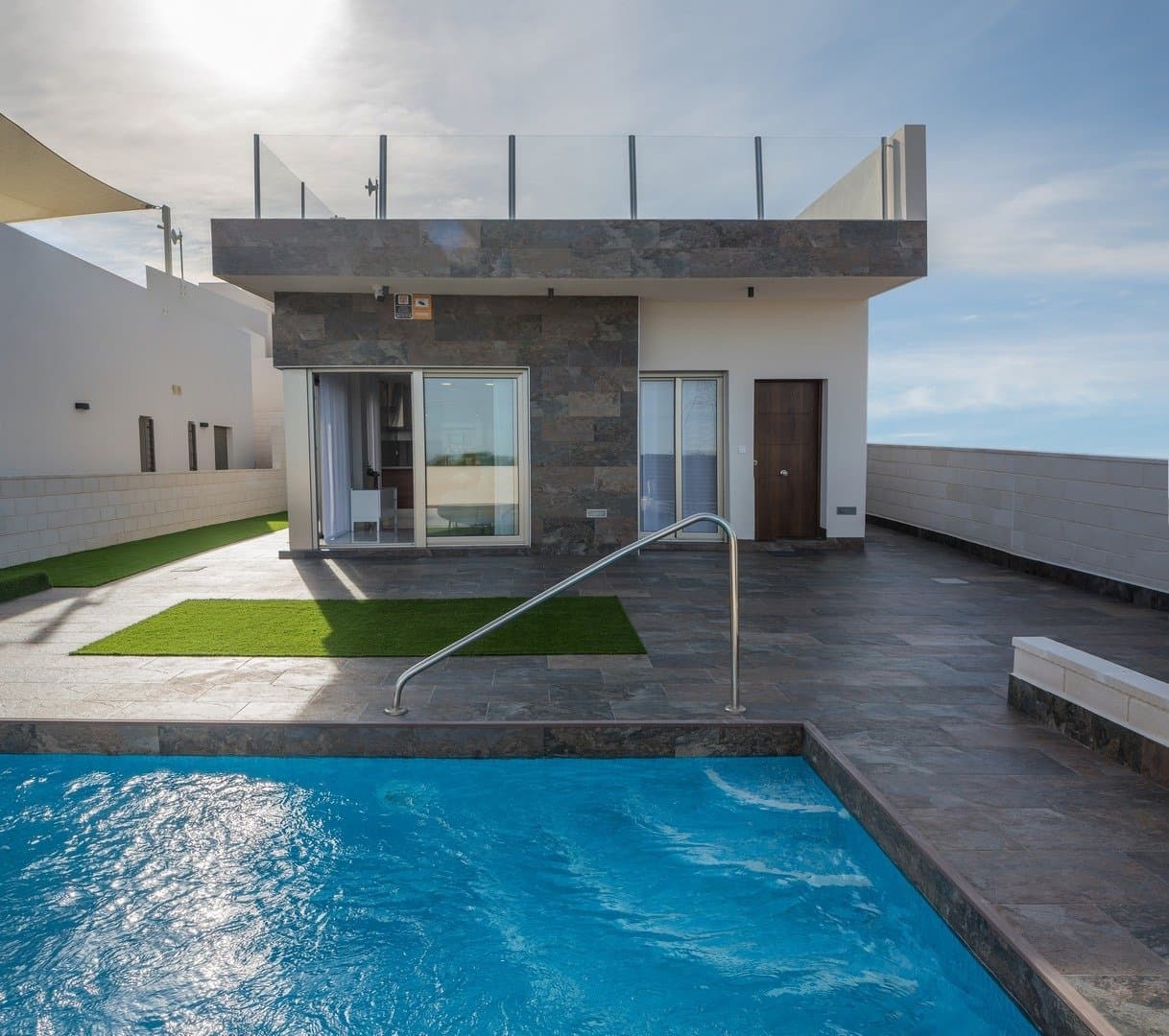 CONTEMPORARY VILLA NEXT TO THE GOLF COURSE&#13;&#13; Contemporary villa located next to the exclusive Villamartín golf course, facing Southeast.&#13;&#13; It consists of 3 double bedrooms (all with built-in wardrobes), 3 bathrooms (one en suite), fully equipped modern integrated kitchen (with breakfast bar), large open living / dining room leading to an enclosed garden with private pool and parking area, and a spacious rooftop solarium.&#13;&#13; Raw basement included in the price. The basement can be finished for an additional cost.&#13;&#13; Close to the charming beaches, coves and marinas of Cabo Roig and Campoamor, close to 3 different golf courses. Also the services of a wide variety of bars and restaurants, live entertainment and shopping centers such as La Zenia Boulevard and Los Dolces. And the benefits of good road connections and Alicante Airports and Murcia International Airports.&#13;