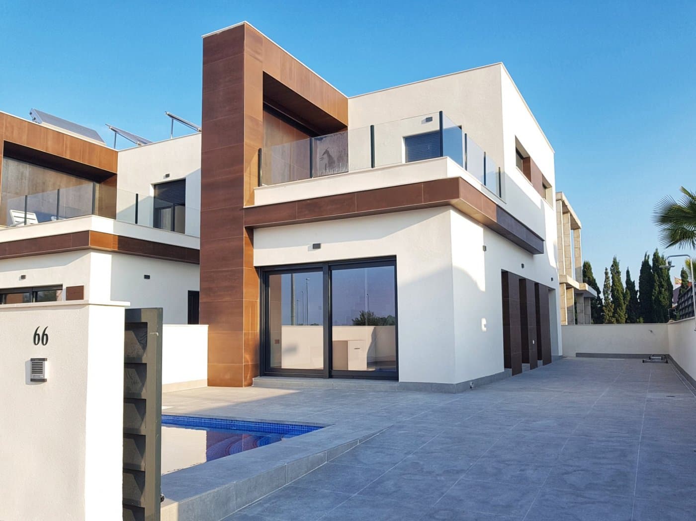 NEW SEMI-DETACHED VILLAS IN DAYA NUEVA&#13;&#13; New build semi-detached villas in the new part of Daya Nueva. Just a few minutes walk to the centre of the town. &#13;&#13; Villas has 3 bedrooms, 2 bathrooms, private garden with the pool, dining - living room with open plan kitchen, bedroom with fitted wardrobes, en suite bathroom on the ground floor and on the first floor 2 bedrooms, fitted wardrobes and bathroom.&#13;&#13; Nueva Daya is the perfect blend between a relaxing and comfortable rural lifestyle and the vibrant coastal areas of the Costa Blanca.&#13;&#13; New quiet residential area, approximately 10 minutes from the beach of La Marina del Pinet and Guardamar del Segura. Easy access to the highway A-70 and approximately 25 minutes from the international airport of Alicante.&#13;