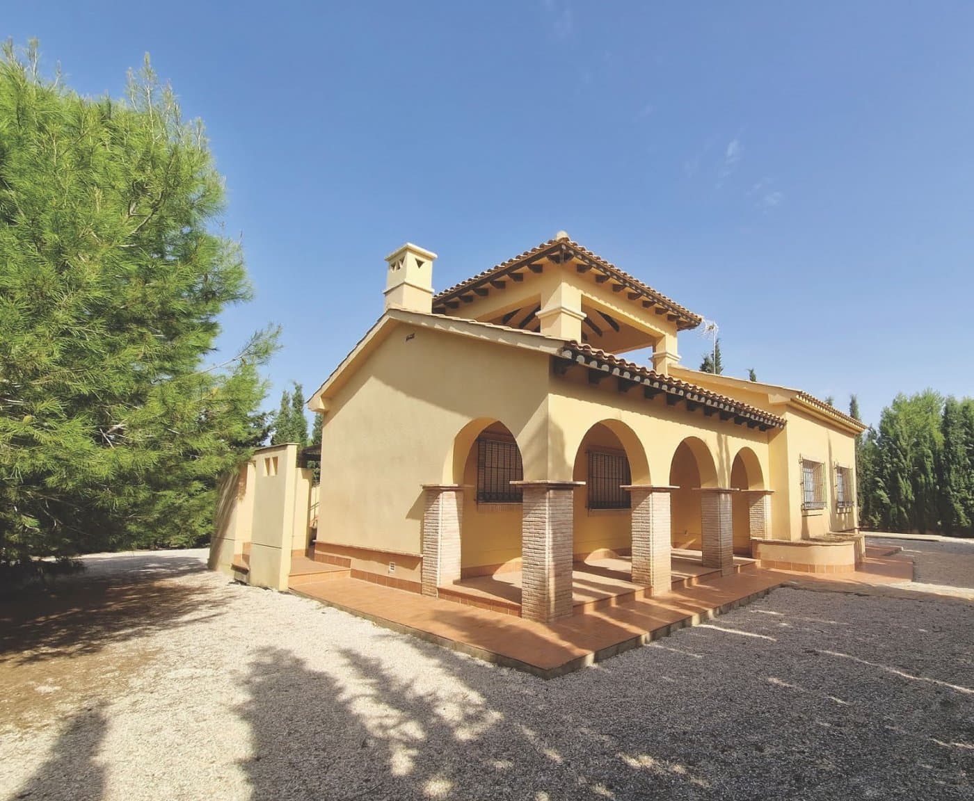 KEY READY VILLA IN FUENTE ALAMO, MURCIA&#13;&#13;Residential of townhouses, independent and semi-detached villas in Fuente Álamo, Murcia.&#13;&#13;There are seven different models of houses to choose from, designed to suit everyone’s taste. &#13;&#13;Rustic designs combined with top quality materials and a focus on comfortable living space there is something for everyone.&#13;The residents of this private community of beautiful, spacious homes will also be able to enjoy their own communal gardens and swimming pools.&#13;&#13;This unusual design villa has 3 bedrooms and 2 bathroom, independent kitchen, living room with patio doors leading onto the covered porch.&#13;&#13;An options for a private pool at an extra cost.&#13;&#13;Fuente Álamo de Murcia is a town and municipality in the Region of Murcia, southern Spain. It is situated 22 km northwest of Cartagena and 35 km south west of Murcia. &#13;&#13;The town lies in the basin of the Mar Menor surrounded by the mountains of Algarrobo, Los Gómez, Los Victorias and the Carrascoy.&#13;The water from these mountains flows down into the Rambla de Fuente Álamo and then onto the Mar Menor. &#13;&#13;Fuente Álamo located 30 minutes from Murcia - Corvera airport.&#13;