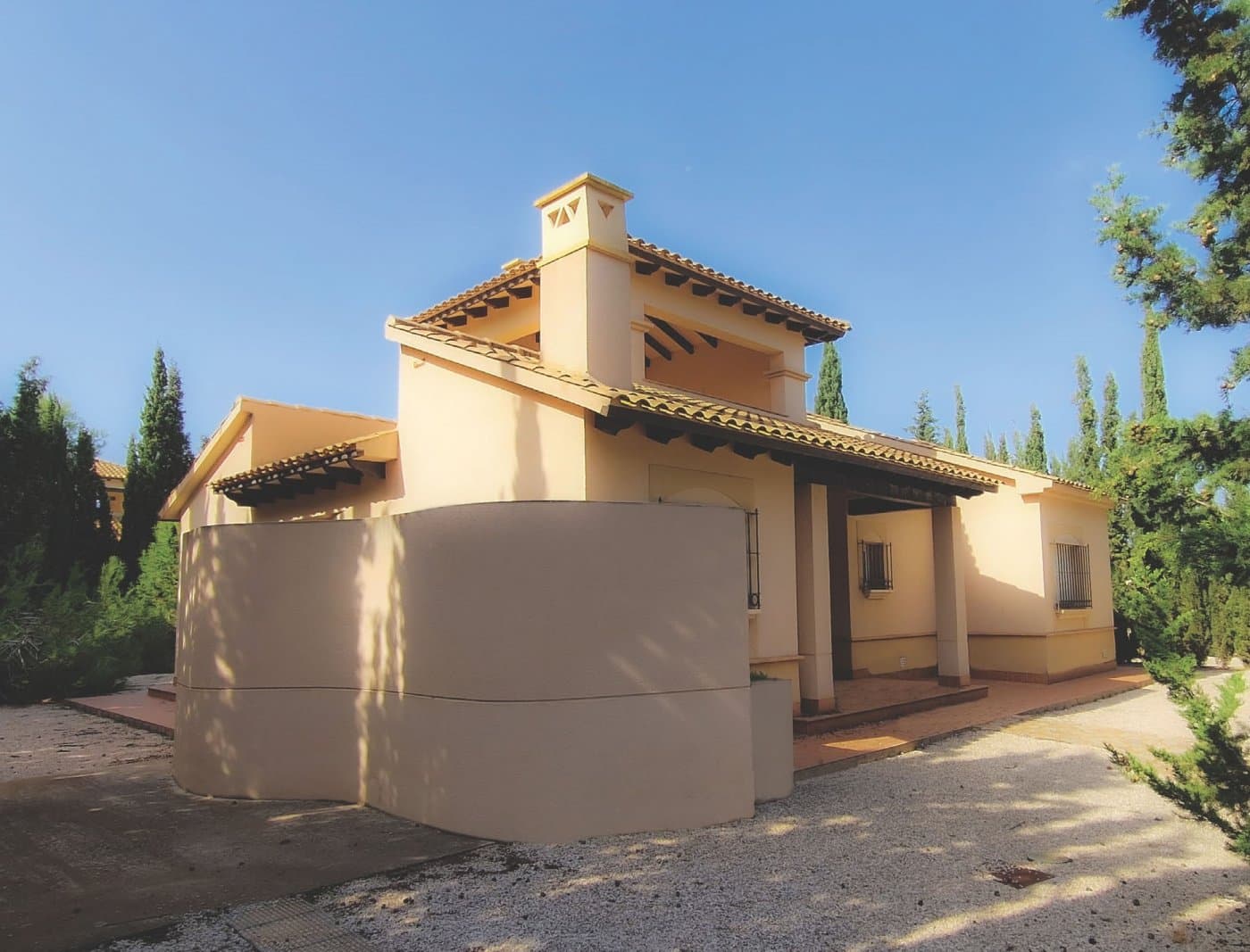 KEY READY VILLA IN FUENTE ALAMO, MURCIA&#13;&#13;Residential of townhouses, independent and semi-detached villas in Fuente Álamo, Murcia.&#13;&#13;There are seven different models of houses to choose from, designed to suit everyone’s taste. &#13;&#13;Rustic designs combined with top quality materials and a focus on comfortable living space there is something for everyone.&#13;The residents of this private community of beautiful, spacious homes will also be able to enjoy their own communal gardens and swimming pools.&#13;&#13;This unusual design villa has 3 bedrooms and 2 bathroom, independent kitchen, living room with patio doors leading onto the covered porch.&#13;&#13;An options for a private pool at an extra cost.&#13;&#13;Fuente Álamo de Murcia is a town and municipality in the Region of Murcia, southern Spain. It is situated 22 km northwest of Cartagena and 35 km south west of Murcia. &#13;&#13;The town lies in the basin of the Mar Menor surrounded by the mountains of Algarrobo, Los Gómez, Los Victorias and the Carrascoy.&#13;The water from these mountains flows down into the Rambla de Fuente Álamo and then onto the Mar Menor. &#13;&#13;Fuente Álamo located 30 minutes from Murcia - Corvera airport.&#13;