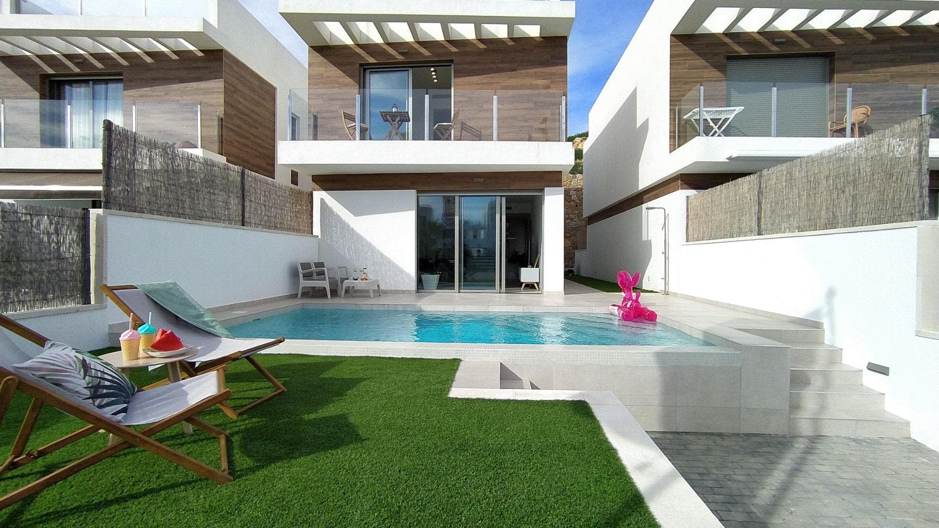 MODERN NEW BUILD VILLAS IN VILLAMARTIN&#13;&#13; New build villas with 2 models to choose from: 1 or 2 floors. All with 3 bedrooms and 2 or 3 bathrooms, private swimming pool, parking inside the plot and private solarium.&#13;&#13; The plot is fenced around the perimeter with access gates for vehicles and pedestrians. &#13;&#13; The surface of the plot is divided between the parking area finished with printed concrete, a lawn area and a paved area with the same flooring as inside.&#13;&#13; The interior carpentry has a high security armoured entrance door. Both the interior doors and the wardrobes are lacquered in white.&#13;&#13; In the kitchen we find furniture finished in white and quartz worktop in a colour matching the floor of the house. &#13;&#13; In the bathrooms there are shower trays and integrated glass screens as well as bathroom furniture and wall-mounted sanitary ware.&#13;&#13; The villa has pre-installations for ducted air conditioning.&#13; &#13; These fantastic properties are located close to Villamartin Plaza and the Villamartin golf course, where you will find numerous bars and restaurants, supermarkets, banks, a taxi rank and the local bus stop.&#13;&#13; The beaches of Orihuela Costa are only a 5 minute drive away, as is the new Zenia Boulevard shopping centre (the largest shopping centre in the province of Alicante).&#13;&#13; The airports of Alicante and Murcia are a 45 minute drive away.&#13;