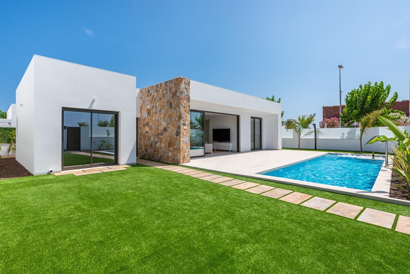 New build villas in Los Alcázares&#13;&#13;New development of villas and townhouses in Serena Golf, Los Alcázares.&#13;&#13;Modern villas with 3 bedrooms, 2 bathrooms and 1 toilet, open plan kitchen with living room, terrace, private garden with swimming pool, parking and solarium.&#13;&#13;Fully fitted kitchen in white gloss or wood colour. Technological quartz. Stainless steel sink. Induction hob with integrated extractor, oven, microwave, washing machine, integrated fridge, integrated dishwasher.&#13;&#13;Swimming pool: Dimensions in accordance with the property, with steps, blue stoneware and white LED lighting. Pre-installation for heat pump.&#13;&#13;La Serena Golf is located in the municipality of Los Alcázares, occupying an area of 60 hectares on the edge of the Mar Menor, a perfect natural environment to enjoy the best climate in Europe.&#13;&#13;Los Alcázares is located in the Region of Murcia near the beaches of the Mar Menor, where you can practice various water sports, surrounded by several golf courses.&#13;&#13;Here you can practice various water sports, surrounded by several golf courses and the city of Cartagena less than 15 minutes by car and 22 km from Murcia airport, having therefore a wide cultural, gastronomic and sporting offer at your fingertips.&#13;