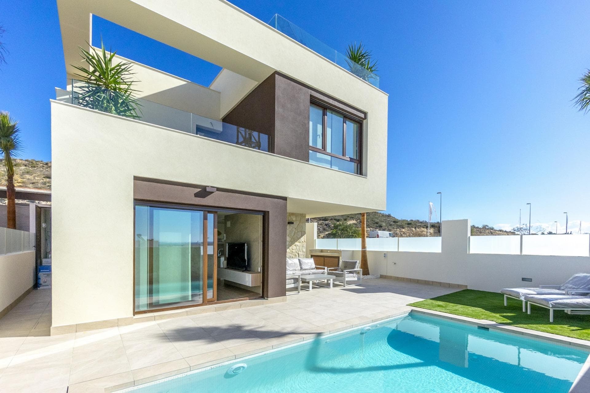 NEW BUILD VILLAS IN ROJALES&#13;&#13;New Build modern villas in Rojales. &#13;&#13;Villas build over 2 floosr, with 3 bedrooms and 3 bathrooms, open plan kitchen with the lounge area, fitted wardrobes, terrace, private garden with the pool and parking space.&#13;&#13;An options for a solarium and basement at an extra cost.&#13;&#13;All with first class materials and the best finishes.&#13;&#13;Villas located only 10 minutes from La Marquesa golf course in a quiet area and the coast.&#13;&#13;Rojales is a traditionally agricultural town that has become one of the favorite destinations in the interior of Vega Baja, thanks to its strategic location near the N-332 and the AP-7.&#13;&#13;Its excellent accesses allow you to reach Alicante airport in 20 minutes and enjoy the beaches of Guardamar, La Mata or Torrevieja in 15 minutes. &#13;Rojales offers a rich and varied gastronomic and leisure offer, and has the prestigious golf course La Marquesa Golf.&#13;&#13;Rojales it is a lovely village with all services such as supermarkets, pharmacies, banks, restaurants and natural park located very close to the villas.&#13;&#13;La Marquesa Golf is one of the most historic courses on the Costa Blanca, with 18 holes and one as special as the 17th hole at Sawgrass. Tradition, quality and experience come together to offer golfers who visit us a unique experience, full of history where.&#13;