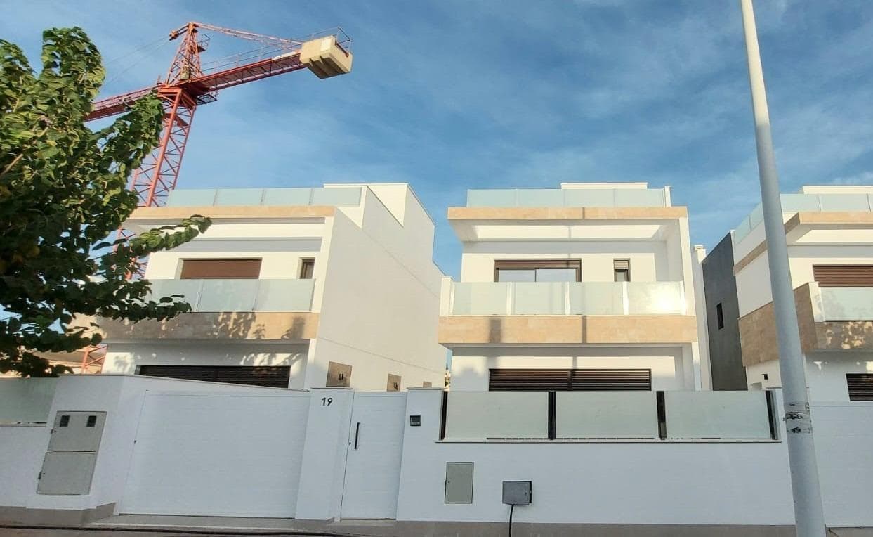 NEW BUILD VILLAS IN SAN PEDRO DEL PINATAR&#13;&#13;New Built modern villas located near the centre of San Pedro del Pinatar.&#13;&#13;Villas build over 2 floors, has 3 bedrooms, 3 bathrooms, open plan kitchen with the lounge area, fitted wardrobes, private garden with the pool and off road parking space, private solarium.&#13;&#13;From the living room you have direct access to the terrace and the pool.&#13;&#13;Villas comes with pre-installed ducted A/C, LED lighting package, motorized blinds, appliance package, intercom, aerothermic hot water system and private pool.&#13;&#13;Nearby you will find supermarkets, restaurants, shops and pharmacies. Within a short drive you can reach several golf courses or the shopping centre Dos Mares. The beautiful beach of Lo Pagan is a few minutes away.&#13;&#13;San Pedro del Pinatar's privileged location on the Mar Menor and Mediterranean coastline it attracts those with an interest in sailing and water sports, providing marina mooring and sailing clubs, while the beaches and natural mud baths attract those seeking safe sun, sea and sand.&#13;&#13;San Pedro del Pinatar has an established community and offers an excellent range of activities, including covered swimming pool and sports facilities, as well as a year &#13; round programme of social activities by the pleasant winter weather. The benefits of the mud baths, typical of the region, or the calm waters of the Mar Menor, have favoured the growth of Lo Pagán, wich currently has all kind of amenities. In addition, it has an excellent location, just 5 minutes from the Comercial Center Dos Mares&#13;