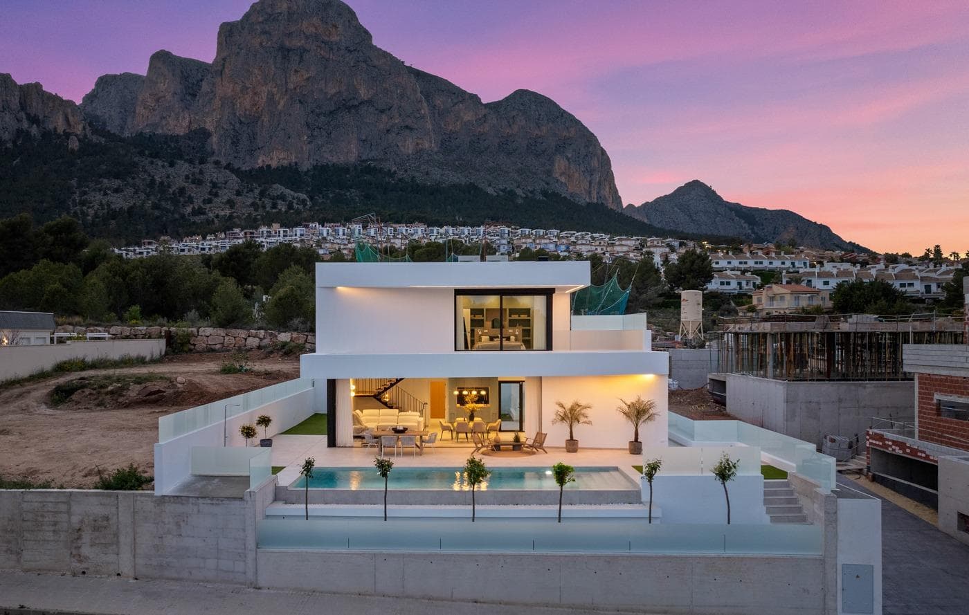 NEW BUILD VILLAS IN POLOPNew Build residential of 46 villas in Polop.Modern villas build over 3 floors, has 3 bedrooms, 3 bathrooms, guest toilet, open plan modern kitchen with large living/dining room has direct access to the terrace with the pool, fitted wardrobes, basement with garage and storeroom, air conditioning, white goods.The city of Polop offers an amazing range of options for lovers of the great outdoors surrounded by nature and unparalleled peace.The municipality enjoys a Mediterranean climate with cooler temperatures and cleaner air, located less than 10 kilometres from Benidorm, Altea and their beaches.It stretches from the rivers Guadalest and Algar to the town of Villajoyosa, including the beaches of Albir and Benidorm; inland it borders Callosa and Guadalest.