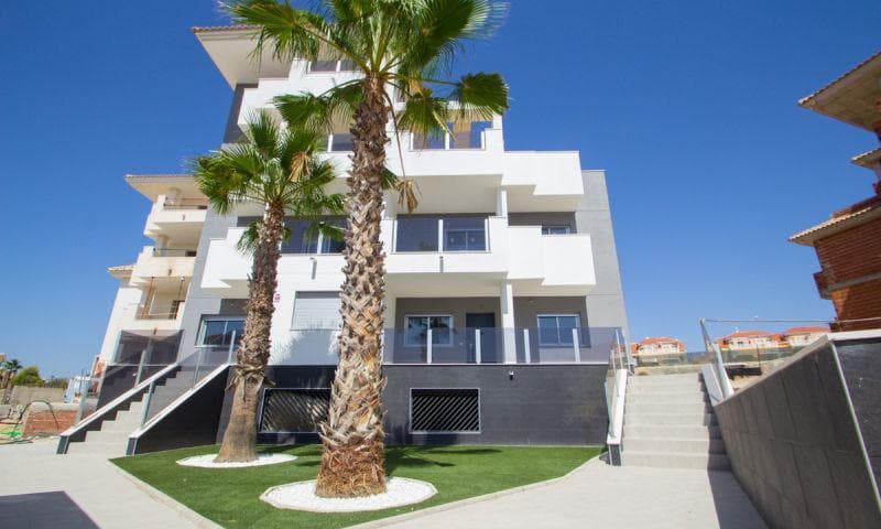 Magnificent apartment between the sea and the golf!&#13;&#13; Cozy apartment with 2 bedrooms and 2 bathrooms &#13;&#13; The residence is located in a quiet and safe area and is fully equipped (it has all possible comforts). In the immediate vicinity you will find for example 4 magnificent golf courses, a large shopping area (la Zenia Boulevard), several beaches, supermarkets, bars and restaurants, etc. It is a luxury residence, all the apartments and houses are spacious and comfortable.&#13;&#13; The residence has private parking and is equipped with lifts.&#13; In the complex there is a communal swimming pool (large swimming pool, children's pool and jacuzzi with hot water). Also a playground and several green spaces.&#13;&#13; In short: the ideal place to rest and enjoy the region, to live in Spain.&#13;