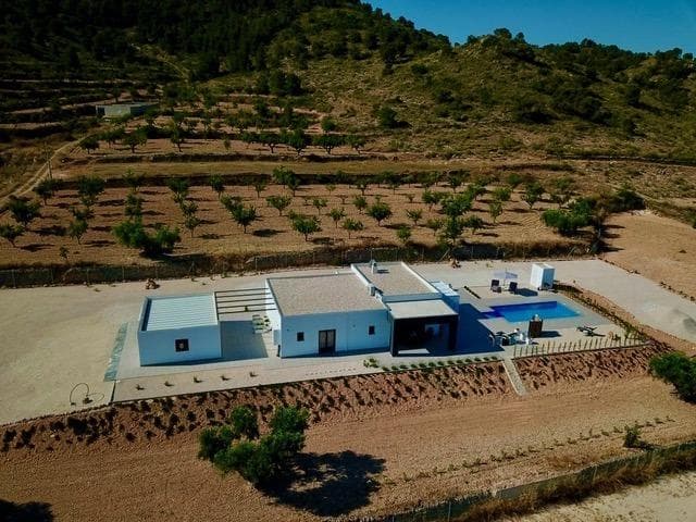 NEW BUILD VILLA IN ALBANILLA, MURCIA&#13;&#13;New Build villa on a large plot in the municipality of Abanilla, province of Murcia.&#13;&#13;Modern one level villa built on a huge plot of 5,000 m2, has 3 bedrooms, 2 bathrooms, guest toilet, open-plan fitted kitchen with spacious living-dining room, large floor-to-ceiling windows with a lot of natural light, built-in wardrobes.&#13;&#13;Private swimming pool. &#13;Garage for 2 cars.&#13;&#13;Located in the Spanish municipality of Abanilla, Murcia region, within the Sierras de Barinas, Espada &amp; Quibas; on the A9 road, bordering the municipality of the Alicante town of Algueña. It can be found in an area of ​​great, natural beauty, surrounded by vineyards producing local wines of the region, &amp; only 15 minutes from Fortuna, famous for its natural hot springs. In fact, it is believed that the Balneario de Leana is one of the oldest natural thermal baths in all of Spain. There is also the landscape known as Lunar de Abanilla, a place located on a secondary road to Baños de Fortuna, the absence of vegetation &amp; the excessive water erosion of the clay soils -badlands- a spectacular site to be seen! These landscapes contrast dramatically with the orchards of Mayoha, rich in all kinds of horticulture &amp; fruit. An enclave in the midst of nature located just 45 minutes from Alicante airport &amp; 50 minutes from the coast of some of the most beautiful beaches.&#13;