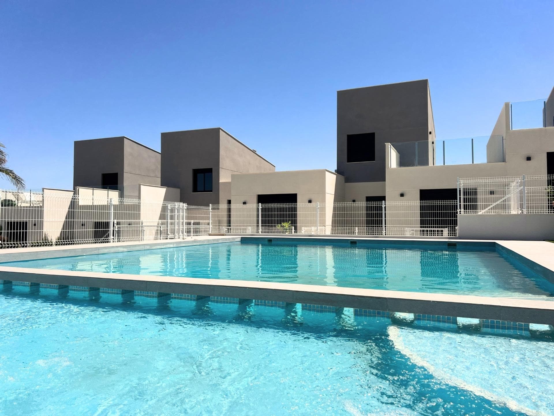 NEW BUILD TOWNHOUSES IN ALTAONA GOLF RESORT, MURCIA&#13;&#13; New Build residential of beautiful townhouses in Altaona Golf resort, Murcia.&#13;&#13; Located in a privileged environment where we can live quietly, in contact with nature and the mountains, we achieve quality of life, fresh air and open spaces.&#13;&#13; Beautiful 1 level townhouses at Altaona Golf and Country Village are perfect for embracing the Mediterranean lifestyle. &#13;&#13; Sunny homes designed with an outdoor lifestyle in mind, has 2 bedrooms, 2 bathrooms, open plan kitchen with lounge area, big solarium, front and back gardens with space for a pool. &#13; An options private pool at an extra cost.&#13;&#13; Exclusive New Build residential located in Altaona Golf just 15 minutes by car from the center of Murcia capital and 20 minutes from the beaches you can enjoy the tranquility and security offered by the Golf Course that has 18 holes and the comfort to live close to all services.&#13;&#13; Murcias airport Corvera only 15 minutes drive away.&#13;