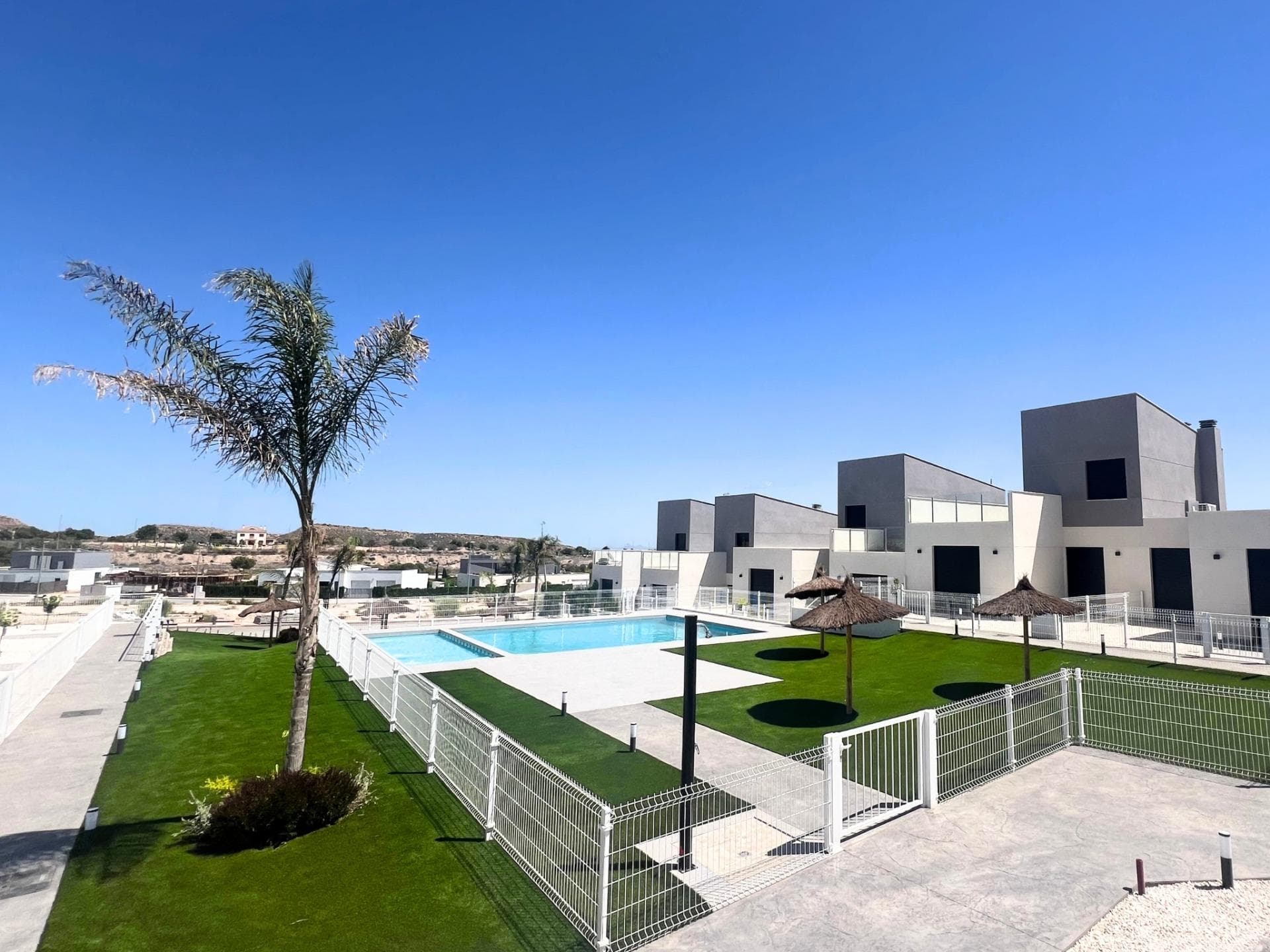 NEW BUILD TOWNHOUSES IN ALTAONA GOLF RESORT, MURCIA&#13;&#13; New Build residential of beautifultownhouses in Altaona Golf resort, Murcia.&#13;&#13; Located in a privileged environment where we can live quietly, in contact with nature and the mountains, we achieve quality of life, fresh air and open spaces.&#13;&#13; Beautiful 2 level townhouses at Altaona Golf and Country Village are perfect for embracing the Mediterranean lifestyle. &#13;&#13; Sunny homes designed with an outdoor lifestyle in mind, has 3 bedrooms, 2 bathrooms, open plan kitchen with lounge area, teraces, front and back gardens with space for a pool. &#13; An options private pool at an extra cost.&#13;&#13; Exclusive New Build residential located in Altaona Golf just 15 minutes by car from the center of Murcia capital and 20 minutes from the beaches you can enjoy the tranquility and security offered by the Golf Course that has 18 holes and the comfort to live close to all services.&#13;&#13; Murcias airport Corvera only 15 minutes drive away.&#13;