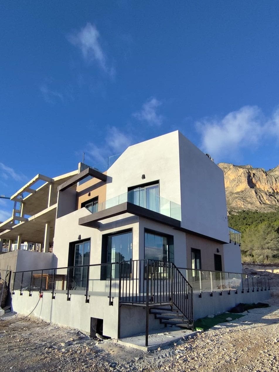 NEW BUILD SEMI-DETACHED VILLAS IN POLOP&#13;&#13;New Build modern semi-detached villas with several terraces and solarium, totally fenced, with parking area for vehicles and private swimming pool in Polop.&#13;&#13;Modern properties with 3 spacious bedrooms with built-in wardrobes (the main one on the ground floor, with bathroom and dressing room en suite), 2 spacious bathrooms, large living-dining room with open kitchen, spacious terraces.&#13;&#13;Kitchen equipped with base units and silestone worktops, with ceramic hob, oven, extractor hood, fridge, washing machine, dishwasher, and aerothermal heater.&#13;&#13;First qualities: interior carpentry in wood and white lacquered laminates, exterior carpentry in anthracite grey pvc with double glazing and thermal bridge break, and automatic blinds with aluminium slats, ceramic floors of 1st quality non-slip, smooth walls, security door with 5 anchor points, large built-in wardrobes. &#13;&#13;The city of Polop offers an amazing range of options for lovers of the great outdoors surrounded by nature and unparalleled peace.&#13;&#13;The municipality enjoys a Mediterranean climate with cooler temperatures and cleaner air, located less than 10 kilometres from Benidorm, Altea and their beaches.&#13;&#13;It stretches from the rivers Guadalest and Algar to the town of Villajoyosa, including the beaches of Albir and Benidorm; inland it borders Callosa and Guadalest.&#13;