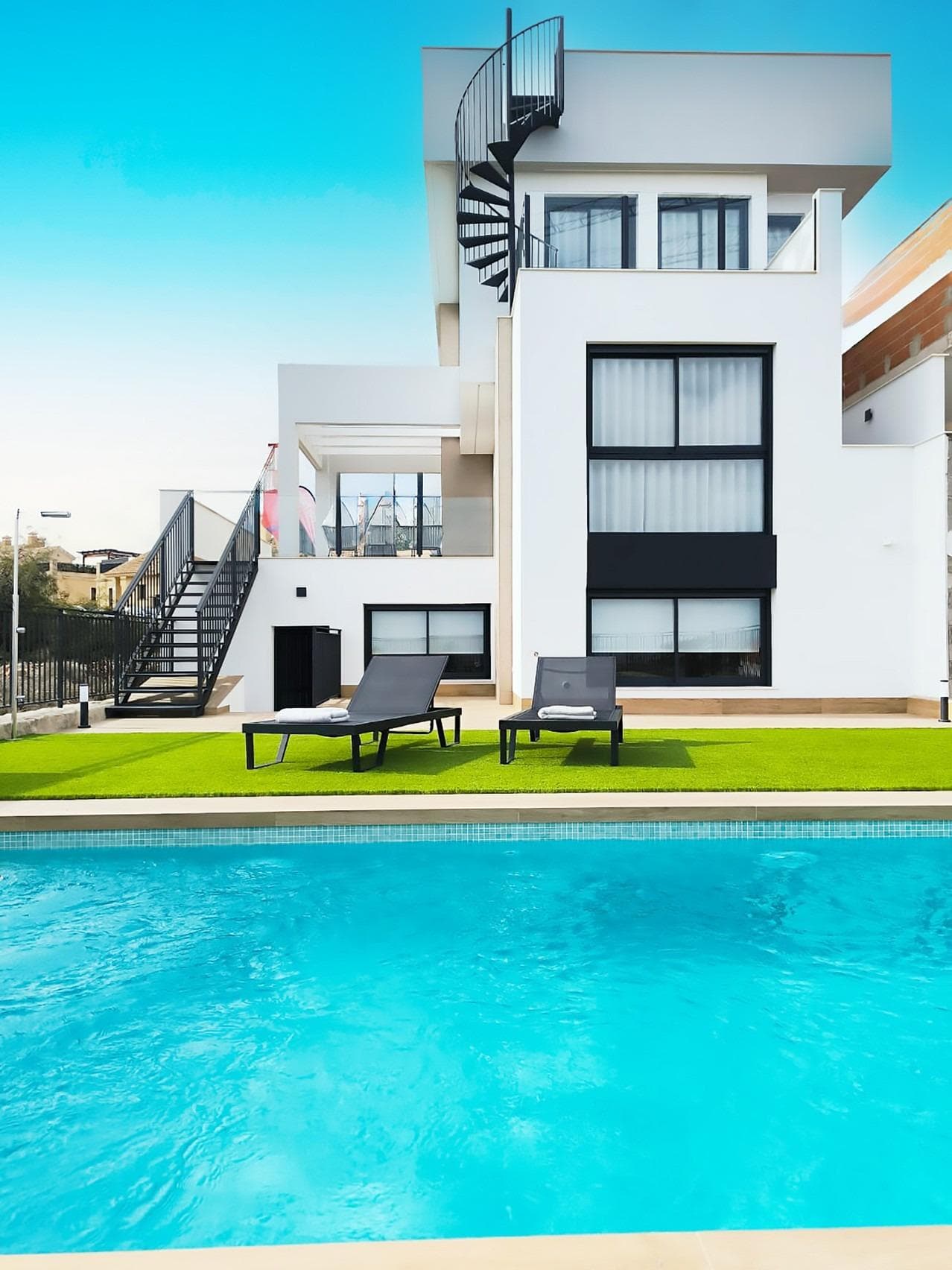 NEW BUILD SEMI-DETACHED VILLAS IN LA FINCA GOLF&#13;&#13;New Build residential of 8 detached and semi-detached villas in La Finca Golf, Algorfa. &#13;&#13;Modern properties consist 2 bedrooms, 2 bathrooms, open plan kitchen, the living room with open views to the terrace, semi/basement, solarium, private garden with the parking.&#13;&#13;An options private pool at an extra cost.&#13;&#13;These properties have a day floor, night floor, and semi-basement floor, very versatile that will adapt completely to your needs; as well as solarium and covered and uncovered terraces, with views of the entire region of the Vega Baja del Río Segura. &#13;&#13;&#13;Residential located in La Finca Golf, in the municipality of Algorfa, in the Vega Baja area of the Costa Blanca South.&#13;La Finca Golf is an 18 hole par '72 course, designed by Pepe Gancedo, and inaugurated in 2002, which has hosted numerous prestigious tournaments at both amateur and professional level.&#13;&#13;Only 15 minutes drive from the sandy beaches of Guardamar del Segura, and only 35 minutes from Alicante airport.&#13;&#13;The larger towns of Almoradi, Benijófar and Ciudad Quesada are a short drive away.&#13;&#13;Torrevieja and Orihuela Costa, with their large shopping centres, are 15 minutes away.&#13;