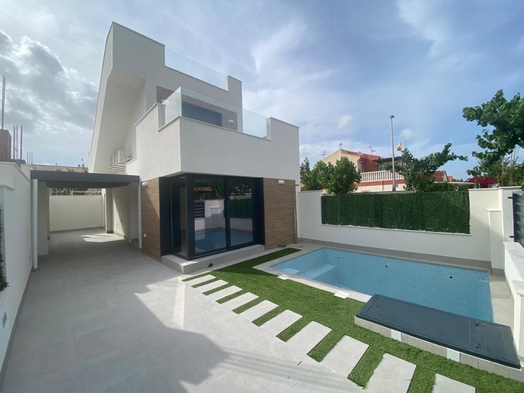 Newly Built Villas with Private Pool in Los Alcázares, Costa Cálida&#13;&#13;Exclusive Modern Villas Just 700 Metres from the Sea&#13;Discover this exclusive residential development of 9 new build villas in Los Alcázares, one of the most sought-after locations on the Costa Cálida due to its proximity to the sea, relaxed atmosphere and excellent amenities. Each villa has a private pool, separate covered garage and has been designed to offer comfort, functionality and contemporary style.&#13;&#13;Duplex Design with Solarium and Ideal Orientation&#13;The properties are distributed over two floors and have 3 bedrooms and 2 bathrooms, a fully equipped open-plan kitchen, a spacious living-dining room, a terrace and garden on the ground floor, a terrace on the first floor and a private solarium on the roof with a summer kitchen. Thanks to their different orientations, you can enjoy the sun all day long, all year round.&#13;&#13;High-quality fittings&#13;These villas are designed with top quality materials and offer:&#13;&#13;Private swimming pool with outdoor shower&#13;Kitchen equipped with appliances: fridge, oven, built-in microwave, ceramic hob, extractor hood and integrated dishwasher&#13;Built-in wardrobes with drawers&#13;Fully fitted bathrooms with mirror cabinet and shower screens&#13;Pre-installation for air conditioning&#13;Installation of 2 solar panels&#13;Summer kitchen on the solarium&#13;Covered parking space on the plot&#13;&#13;Unbeatable location on the Costa Cálida&#13;Located just 700 metres from the beaches of the Mar Menor, these homes allow you to enjoy a unique natural environment with calm and warm waters. Los Alcázares combines a relaxed lifestyle with all amenities close at hand: supermarkets, restaurants, sports facilities and health centres. Ideal for both permanent residence and holidays.&#13;&#13;Distances to points of interest&#13;Mar Menor beach: 0.7 km&#13;Golf courses (Roda, La Serena, Mar Menor Golf): between 3 and 10 km&#13;Murcia International Airport: 30 km&#13;Cartagena: 22 km&#13;Dos Mares shopping centre: 13 km&#13;Los Alcázares marina: 2 km&#13;&#13;Your haven of sunshine and tranquillity in the Mediterranean&#13;These villas offer the perfect combination of modern design, privacy, comfort and a privileged location.&#13;&#13;Contact us today and schedule your visit to discover your next home by the sea.&#13;