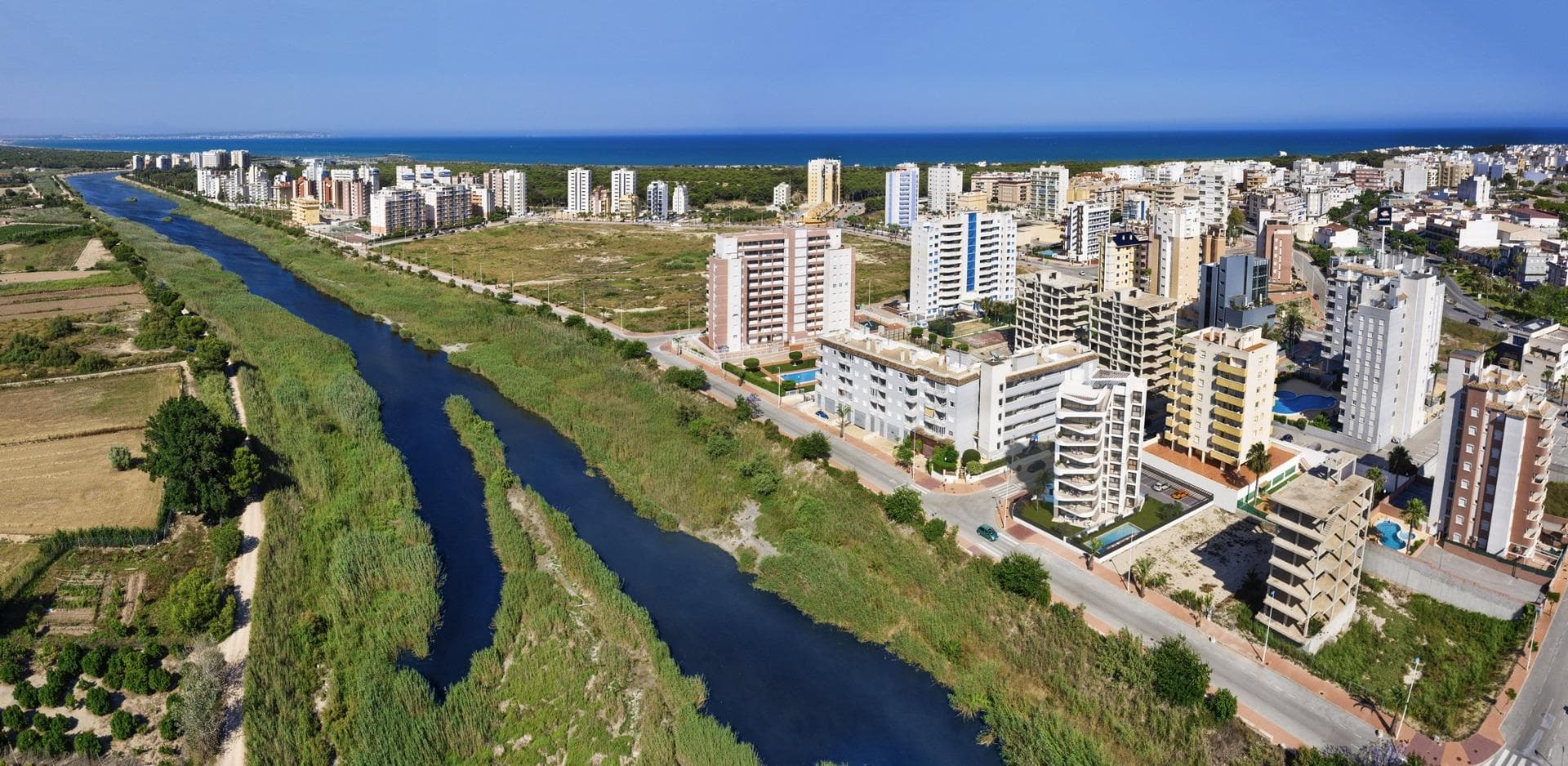 New Build Apartments with River Views in Guardamar del Segura&#13;&#13;Exclusive Residential Development of Only 9 Modern Homes&#13;This new residential development in Guardamar del Segura, Alicante, offers a unique opportunity to live in a privileged location with unobstructed views of the Segura River and the Vega Baja. The building consists of only 9 exclusive homes, one per floor, ensuring privacy, tranquillity and comfort.&#13;&#13;Spacious Homes with Large Terraces&#13;Each apartment has 3 bedrooms and 2 bathrooms, as well as spacious outdoor areas:&#13;&#13;Ground floor with 120 m² private garden&#13;Middle floors with 18 m² terraces&#13;Penthouse with terrace and 78 m² private solarium&#13;&#13;These properties have been designed in a contemporary style, ideal for both permanent residences and holidays on the Costa Blanca.&#13;&#13;First-class facilities and quality&#13;The homes are delivered with excellent finishes, designed to offer comfort and efficiency:&#13;&#13;Reinforced entrance door&#13;Bathrooms with wall-mounted washbasins, mirror, wall-to-wall shower tray and glass screen&#13;Aerothermal system for domestic hot water (100 litres)&#13;Parking space included in the price&#13;&#13;Ideal location near the sea and all amenities&#13;The residential complex is located just 1.4 km from the beach and a few minutes from the port of Guardamar, the natural pine forest and a vibrant shopping area with supermarkets, restaurants and essential services.&#13;&#13;Approximate distances to key points:&#13;&#13;Guardamar town centre: 1.2 km (15 minutes on foot)&#13;Nearest beach: 1.4 km&#13;Marina: 1 km&#13;Reina Sofía Park: 1.5 km&#13;La Marquesa golf course (Ciudad Quesada): 9 km&#13;Habaneras shopping centre (Torrevieja): 13 km&#13;Alicante-Elche Airport: 33 km&#13;&#13;Guardamar also offers direct bus connections to Alicante and Torrevieja, making it easy to get around without needing your own vehicle.&#13;&#13;Your new home in Guardamar awaits you&#13;Whether as an investment, permanent residence or holiday home, this residential development represents an exceptional opportunity in one of the most sought-after areas of the Costa Blanca.&#13;&#13;Contact us now and secure your apartment with views in Guardamar del Segura.&#13;