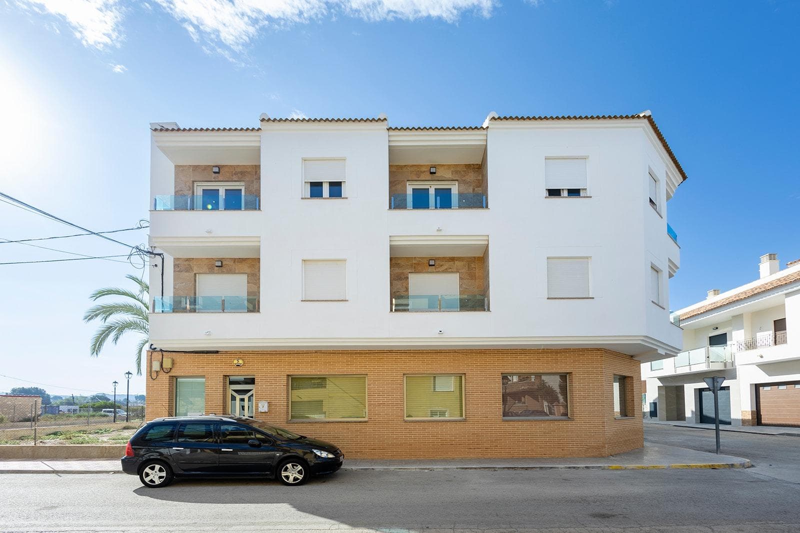 New Build Apartments in Jacarilla, Alicante&#13;&#13;Discover this exclusive new build residential complex in Jacarilla with 2 or 3 bedroom homes with 1 or 2 bathrooms.&#13;&#13;All homes are equipped with underfloor heating in the bathroom, fitted kitchen open to the living room, built-in wardrobes, reinforced entrance door and pre-installation for air conditioning. &#13;&#13;There is a communal rooftop solarium.&#13;&#13;Prime location in Jacarilla - A quiet village with excellent transport links&#13;Located in the heart of the Vega Baja, Alicante, Jacarilla is a charming traditional Spanish village known for its agricultural heritage, citrus plantations and picturesque landscapes. Despite its peaceful setting, Jacarilla offers easy access to essential amenities, including supermarkets, restaurants, pharmacies and much more.&#13;&#13;The village enjoys excellent road connections:&#13;Orihuela Town - 10 km.&#13;Guardamar del Segura and Mediterranean beaches - 15 km.&#13;Torrevieja - 20 km.&#13;Alicante-Elche Airport (ALC) - 50 km (40 minutes by car).&#13;Golf courses (Vistabella Golf, La Finca Golf &amp; La Marquesa Golf) - 10-15 km.&#13;&#13;An ideal investment or holiday home in the heart of the Costa Blanca&#13;Whether you are looking for a permanent residence, a holiday home or a sound investment, these brand new apartments in Jacarilla offer an excellent opportunity to enjoy the Mediterranean lifestyle in a quiet yet well-connected location.&#13;&#13;Contact us today to arrange a viewing or receive more information about this fantastic development.&#13;